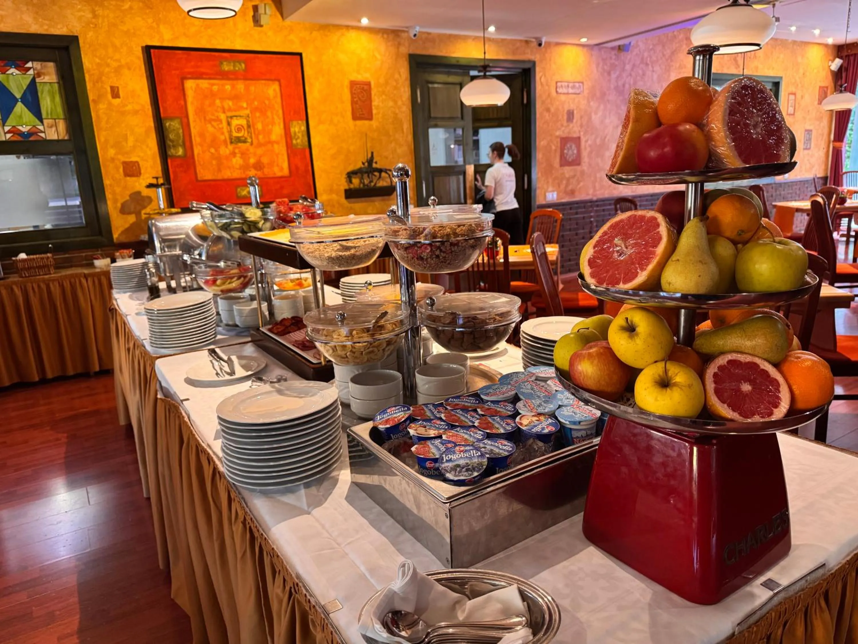 Restaurant/places to eat in Hotel Charles