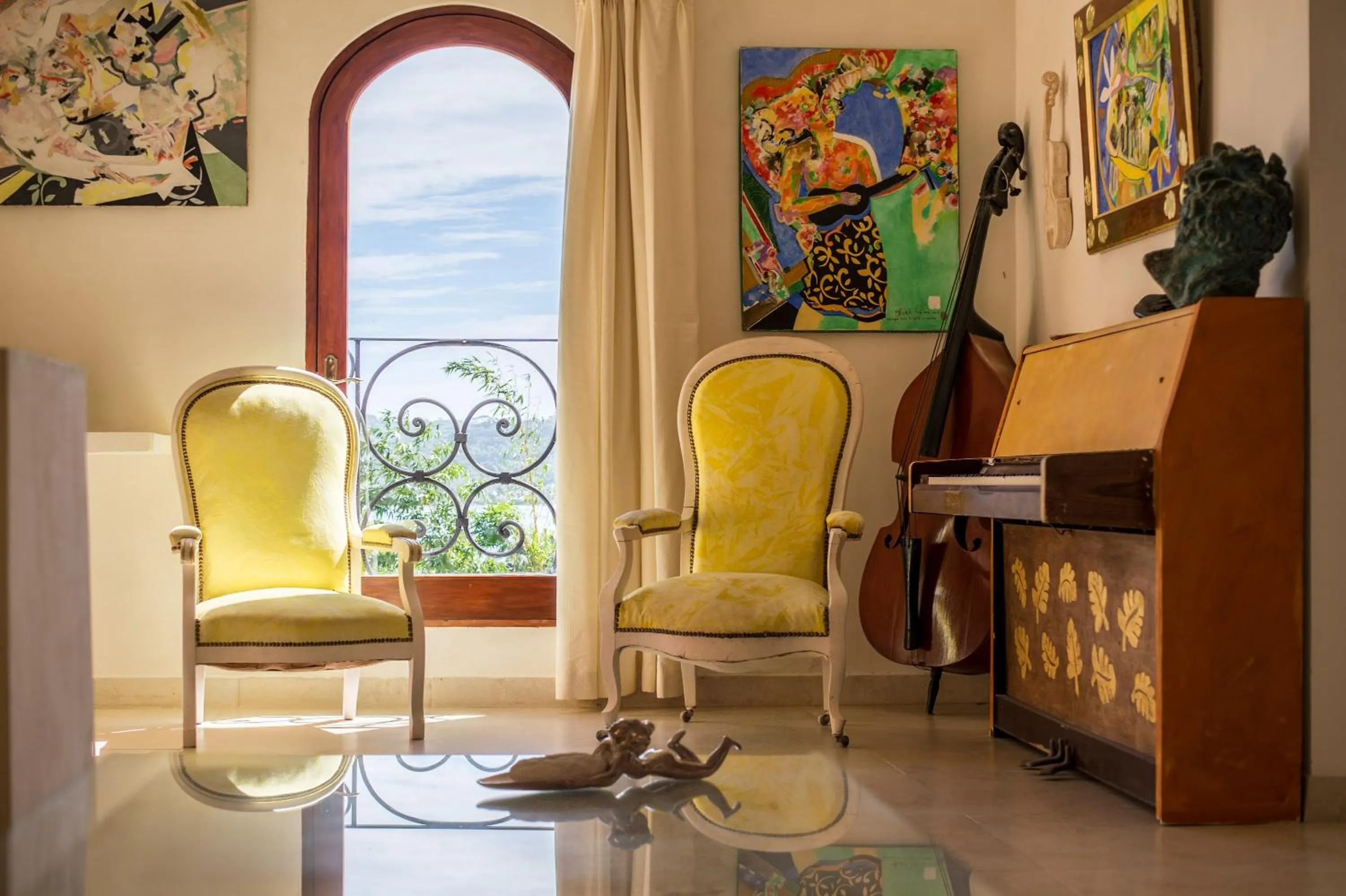 Seating area in Villa Yrondi