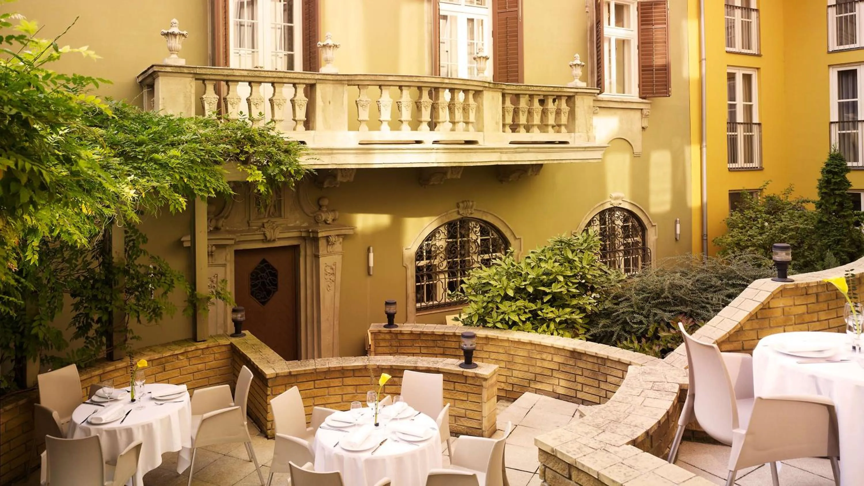 Restaurant/places to eat in Park Plaza Budapest