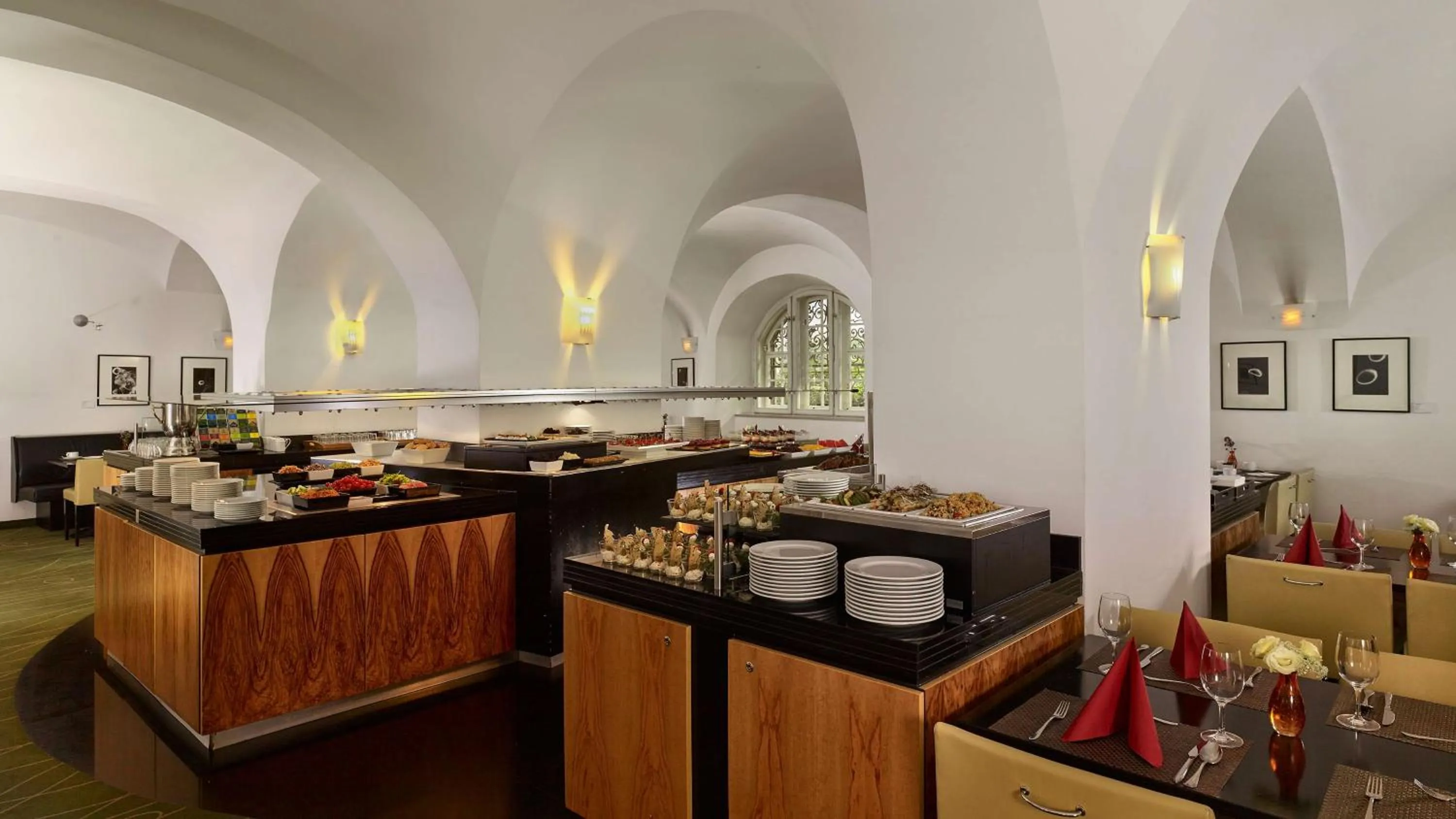 Restaurant/places to eat in Park Plaza Budapest