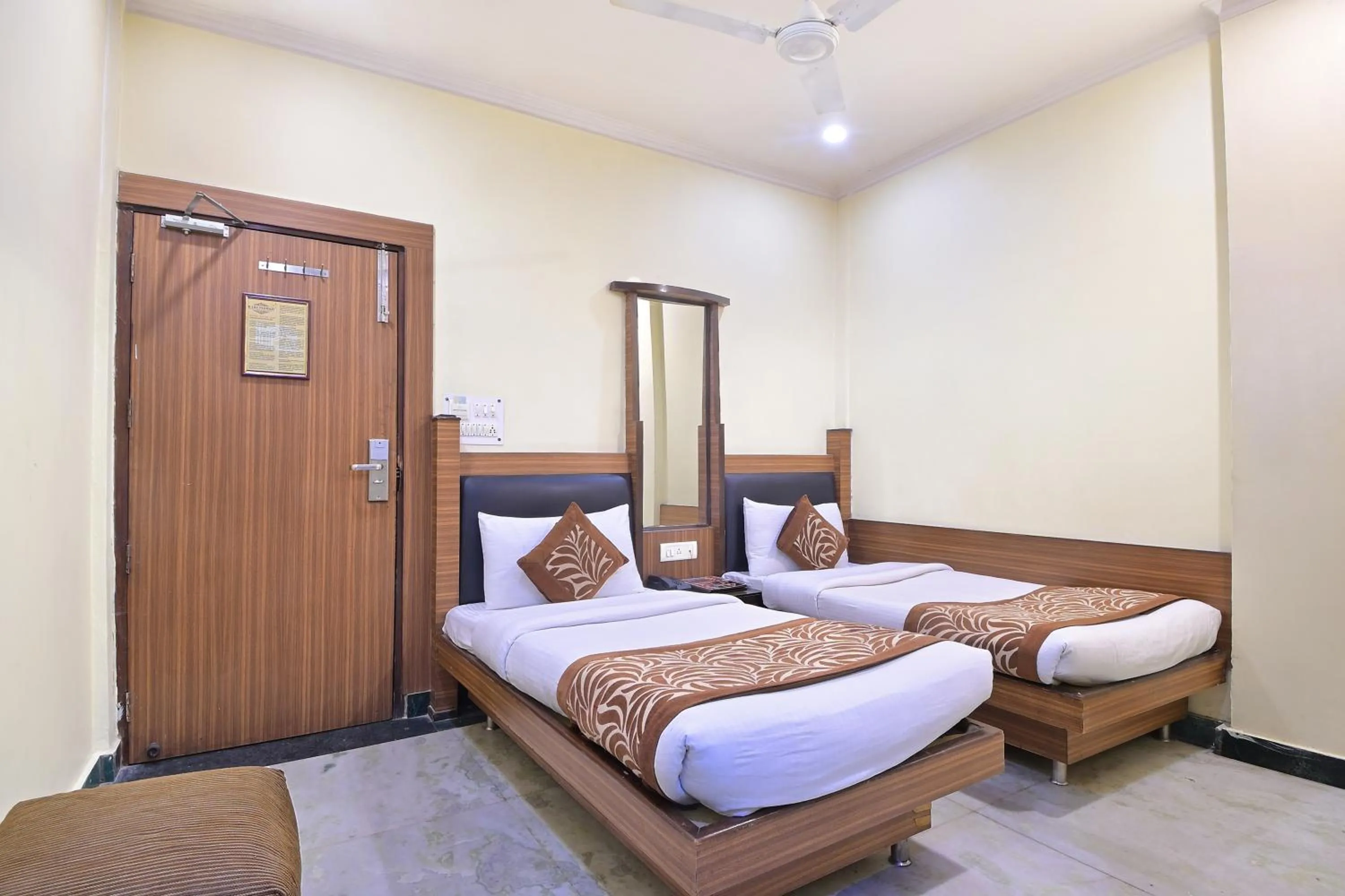 Bedroom, Bed in Hotel Hari Piorko Grand - 2 Min from New Delhi Railway Station