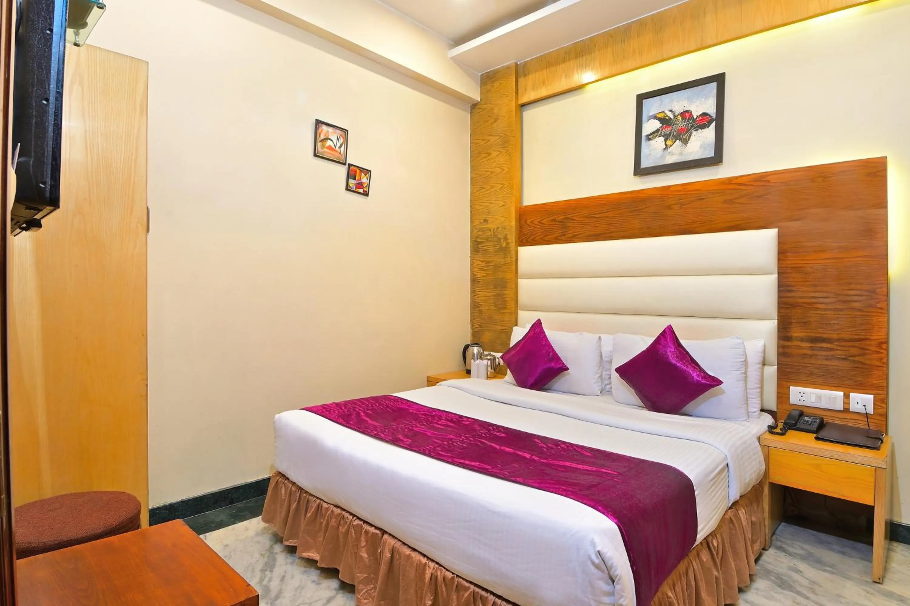 Bedroom, Bed in Hotel Hari Piorko Grand - 2 Min from New Delhi Railway Station
