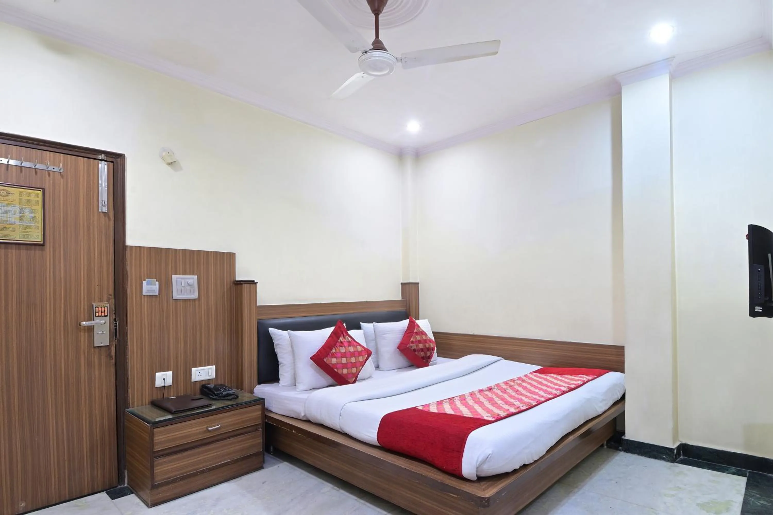 Bedroom, Bed in Hotel Hari Piorko Grand - 2 Min from New Delhi Railway Station