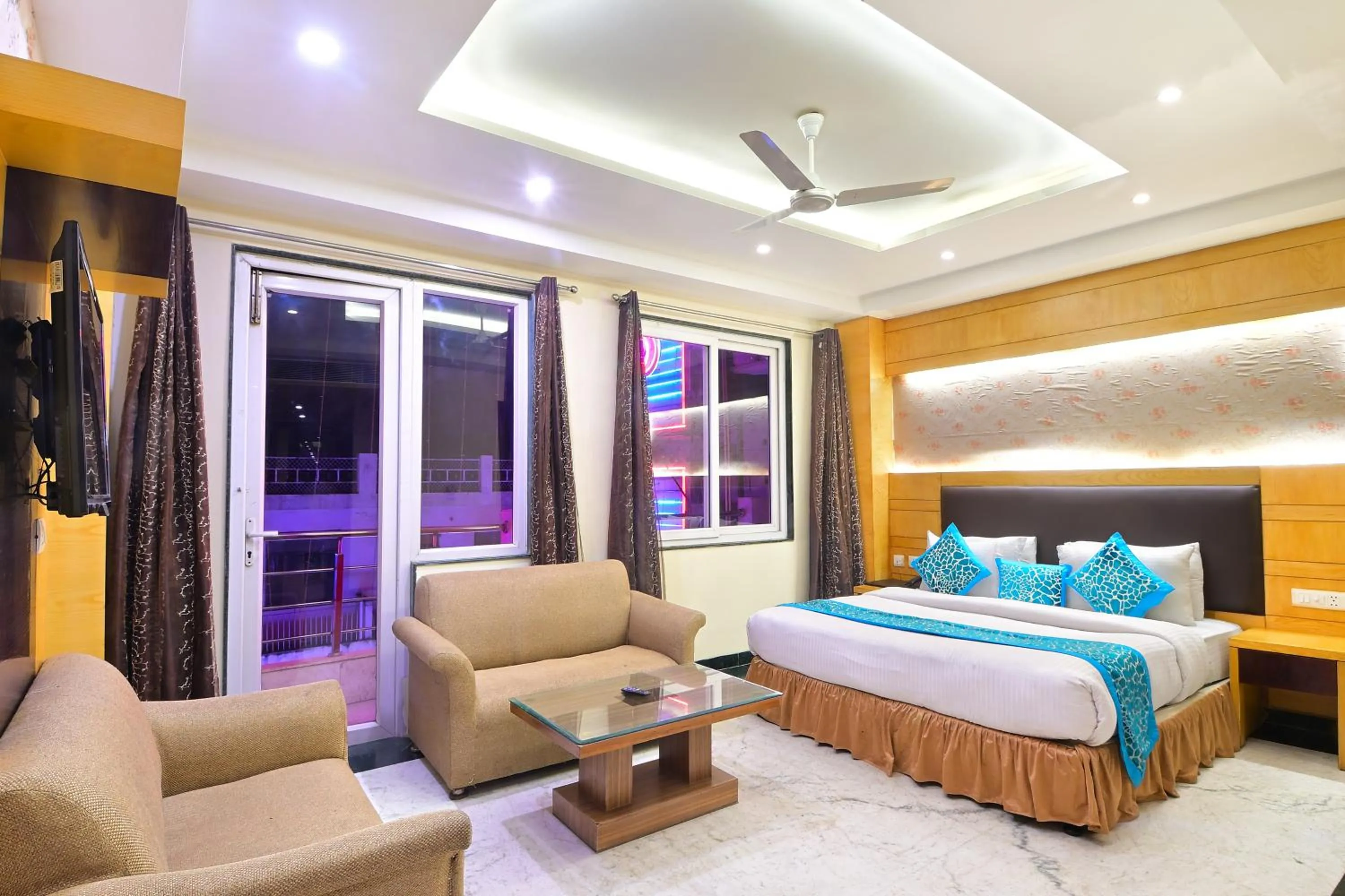 Bedroom, Bed in Hotel Hari Piorko Grand - 2 Min from New Delhi Railway Station