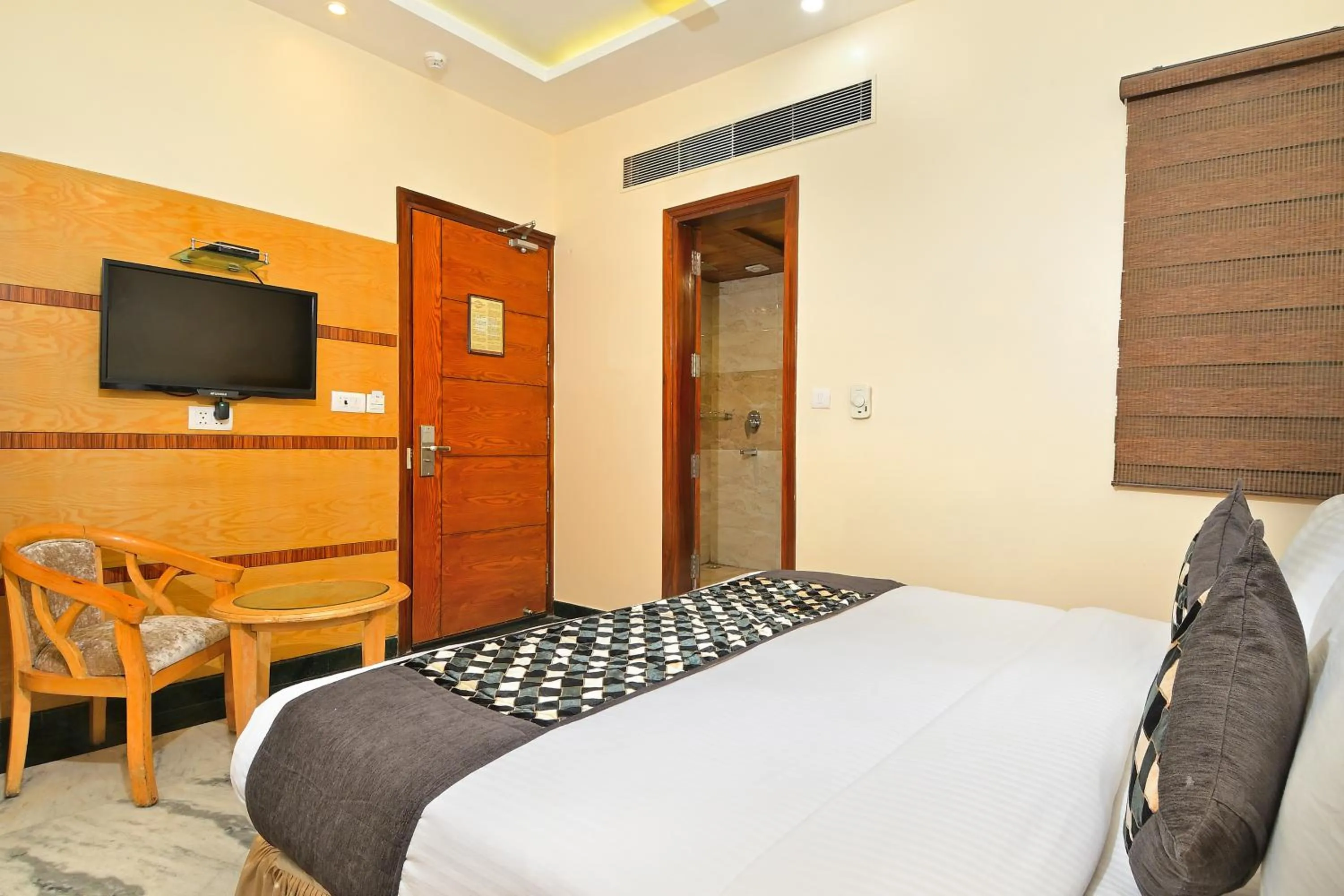 Bedroom, Bed in Hotel Hari Piorko Grand - 2 Min from New Delhi Railway Station