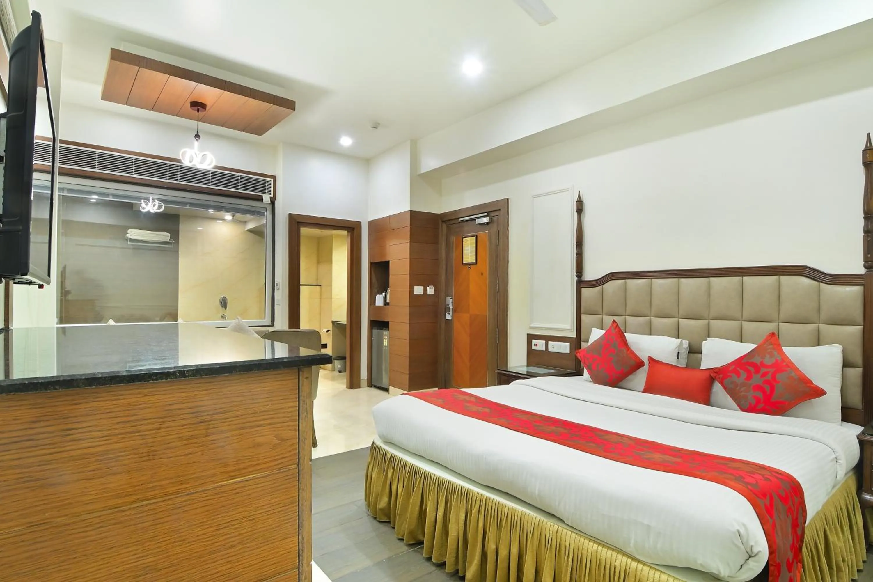 Bedroom, Bed in Hotel Hari Piorko Grand - 2 Min from New Delhi Railway Station