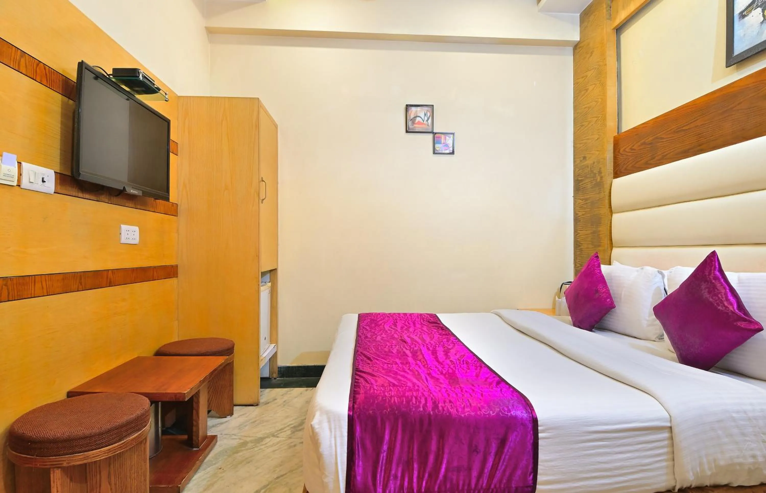 Bedroom, Bed in Hotel Hari Piorko Grand - 2 Min from New Delhi Railway Station