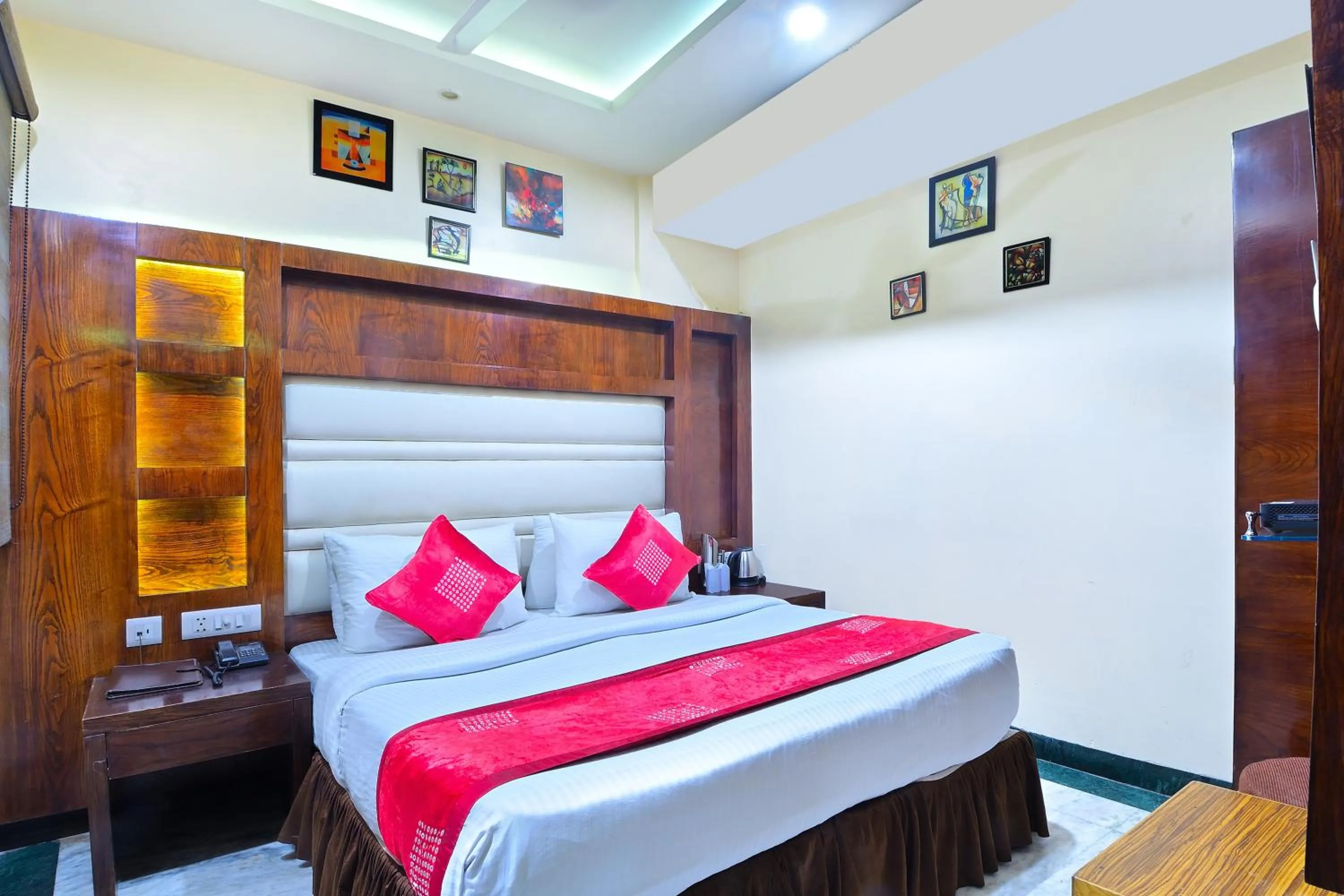 Bedroom, Bed in Hotel Hari Piorko Grand - 2 Min from New Delhi Railway Station