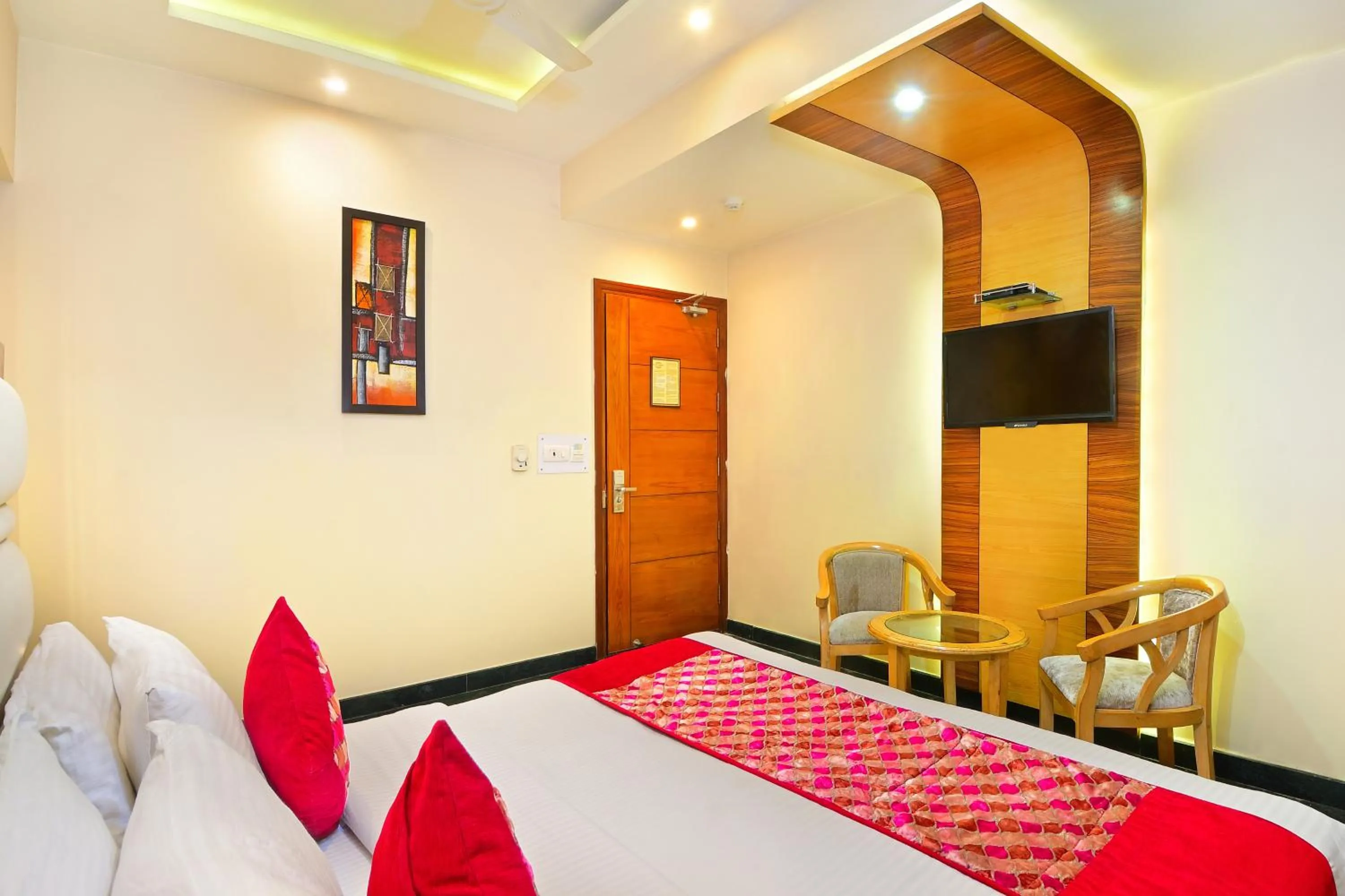 Bedroom, Bed in Hotel Hari Piorko Grand - 2 Min from New Delhi Railway Station