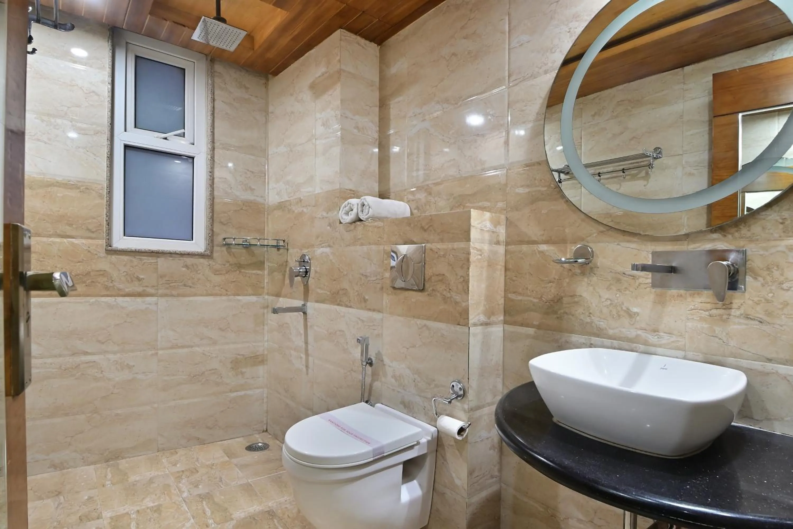 Bathroom in Hotel Hari Piorko Grand - 2 Min from New Delhi Railway Station