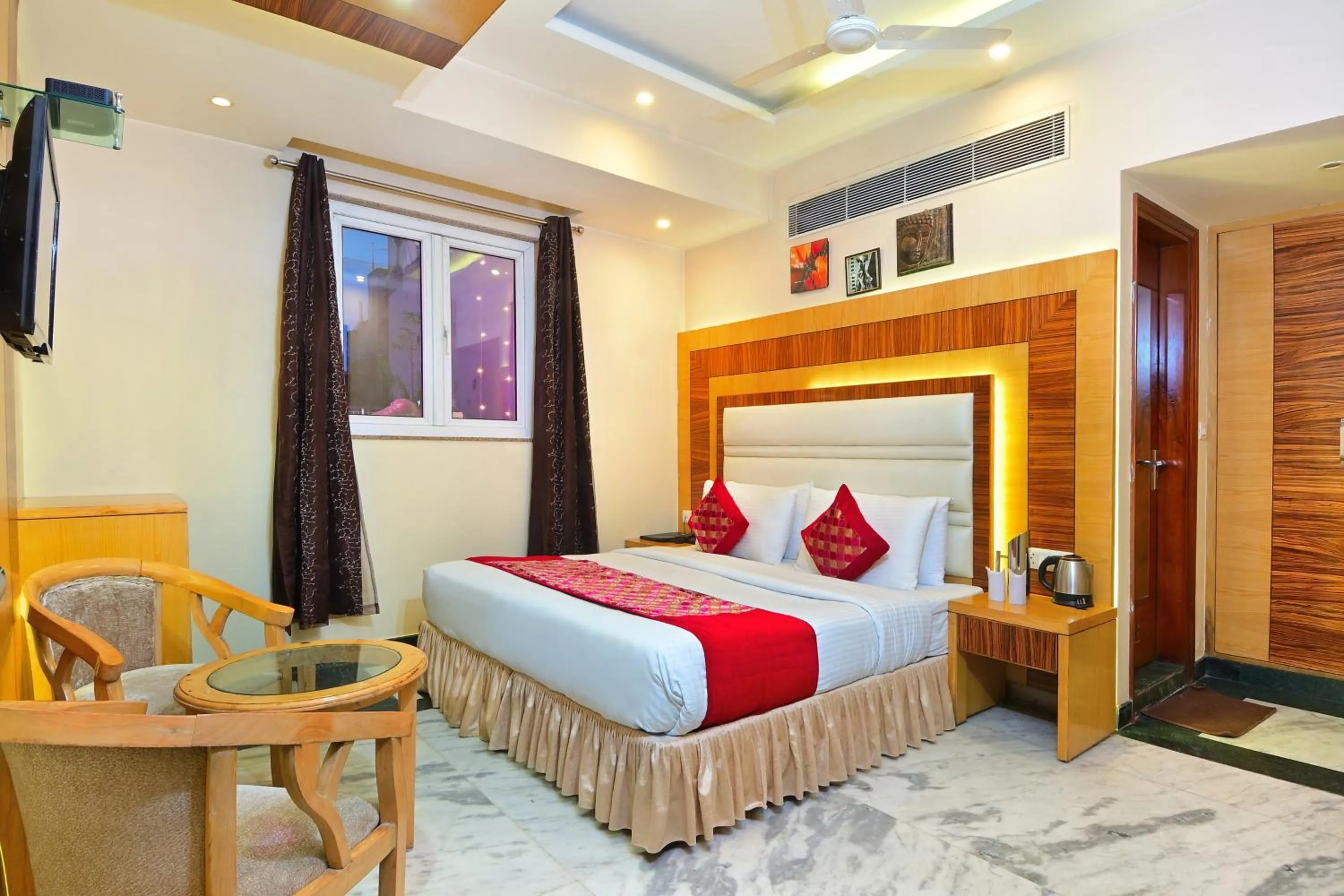 Bedroom, Bed in Hotel Hari Piorko Grand - 2 Min from New Delhi Railway Station