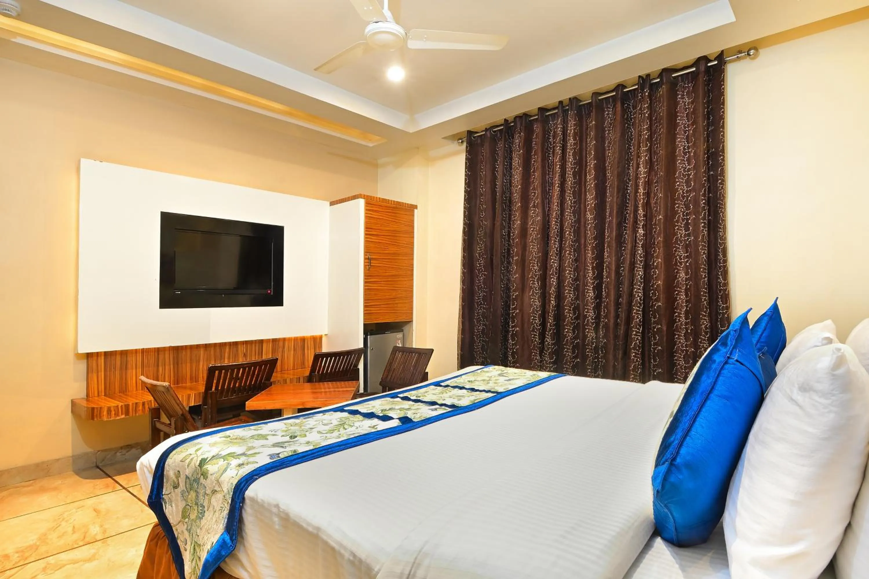 Bedroom, Bed in Hotel Hari Piorko Grand - 2 Min from New Delhi Railway Station