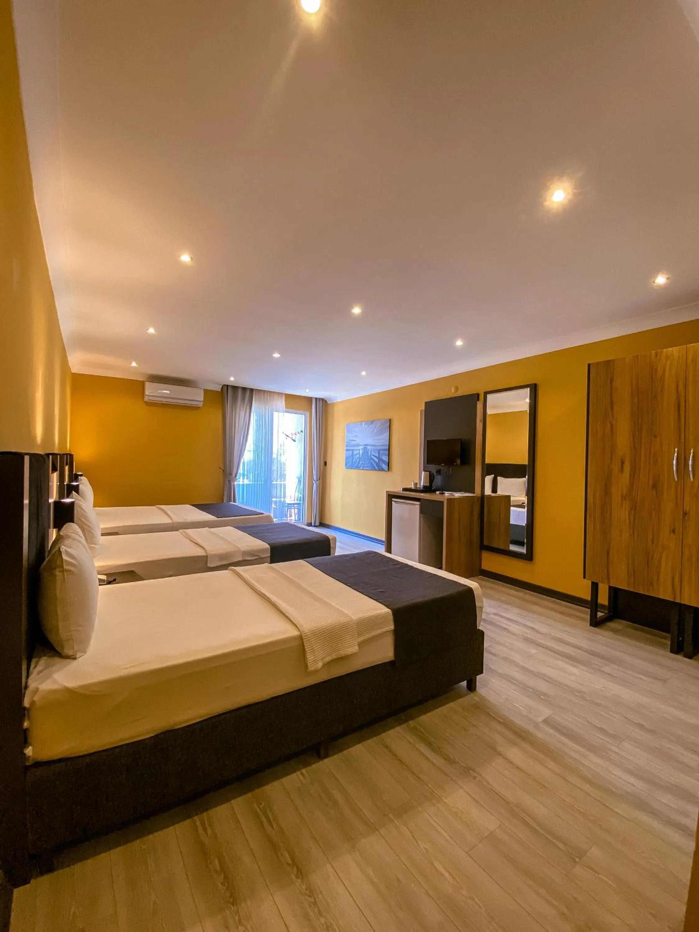 Photo of the whole room in Roy Otel Akçay