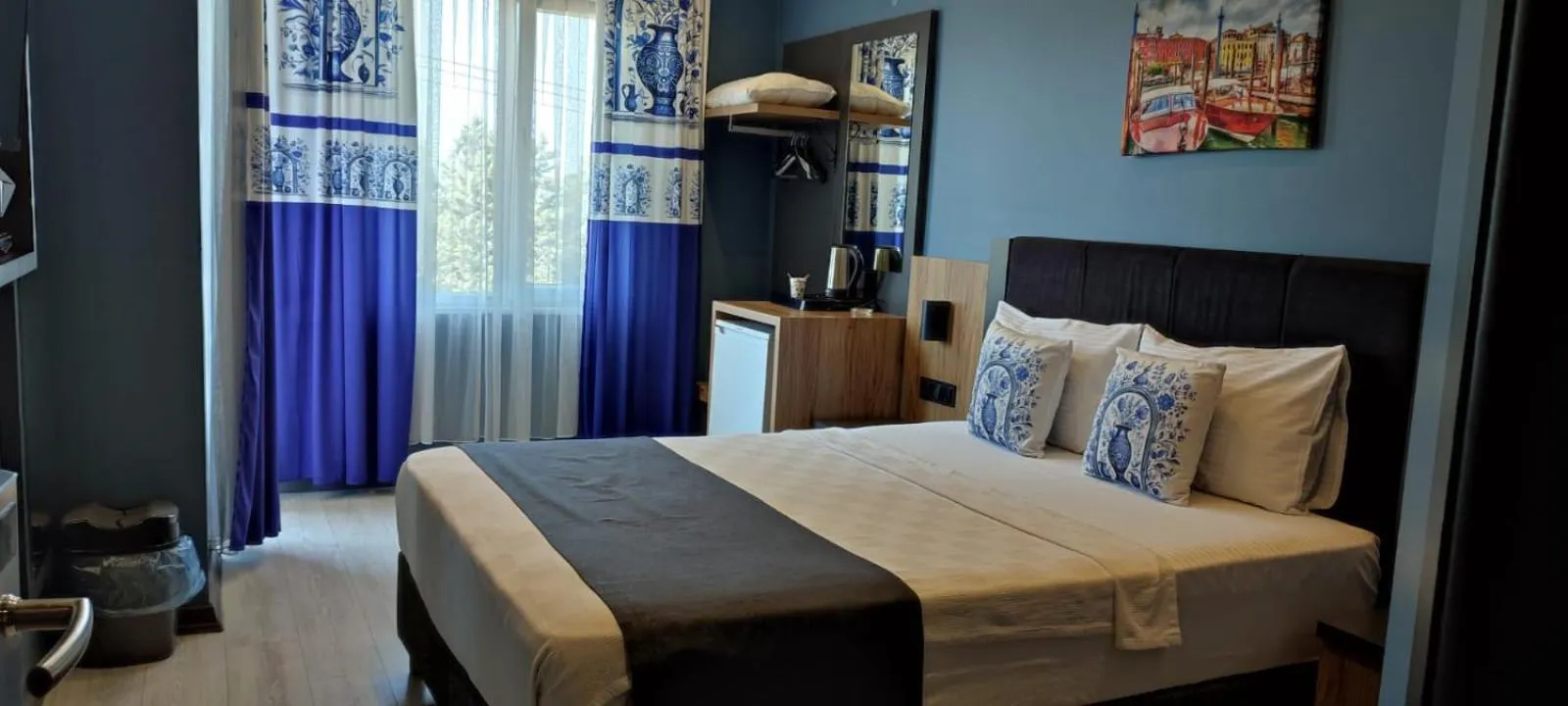 Photo of the whole room in Roy Otel Akçay