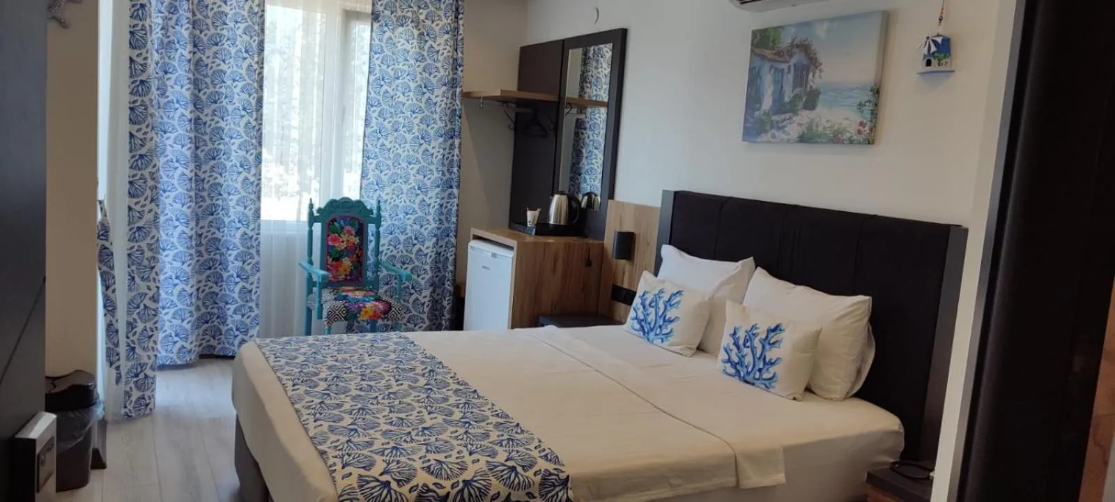 Photo of the whole room in Roy Otel Akçay