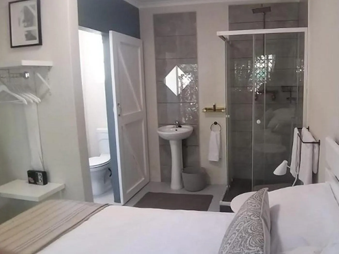 Bathroom, Bed in La Moor Country Venue & Eatery