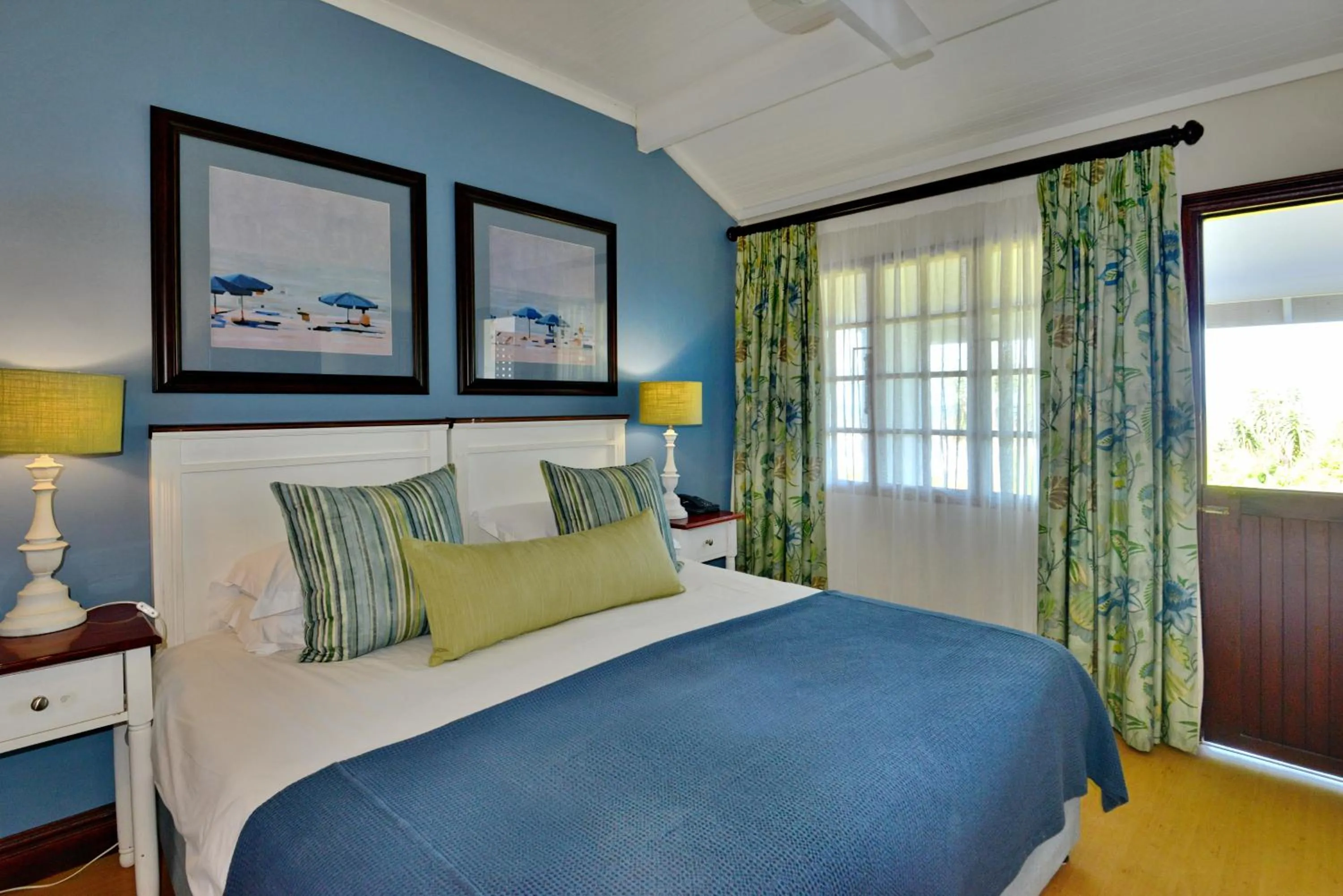 Bedroom, Bed in Pumula Beach Hotel