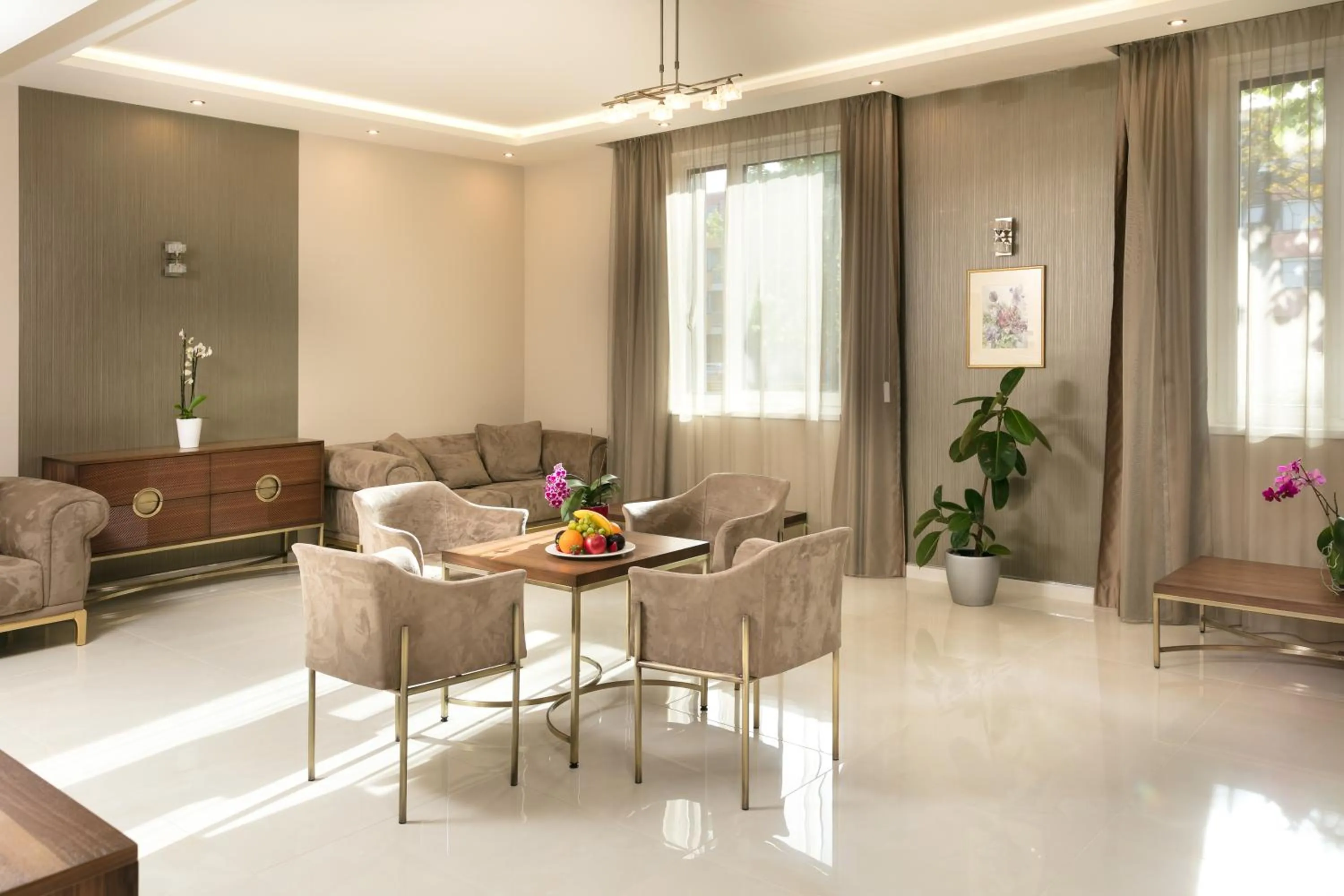 Communal lounge/ TV room in Hotel Kálvária Superior