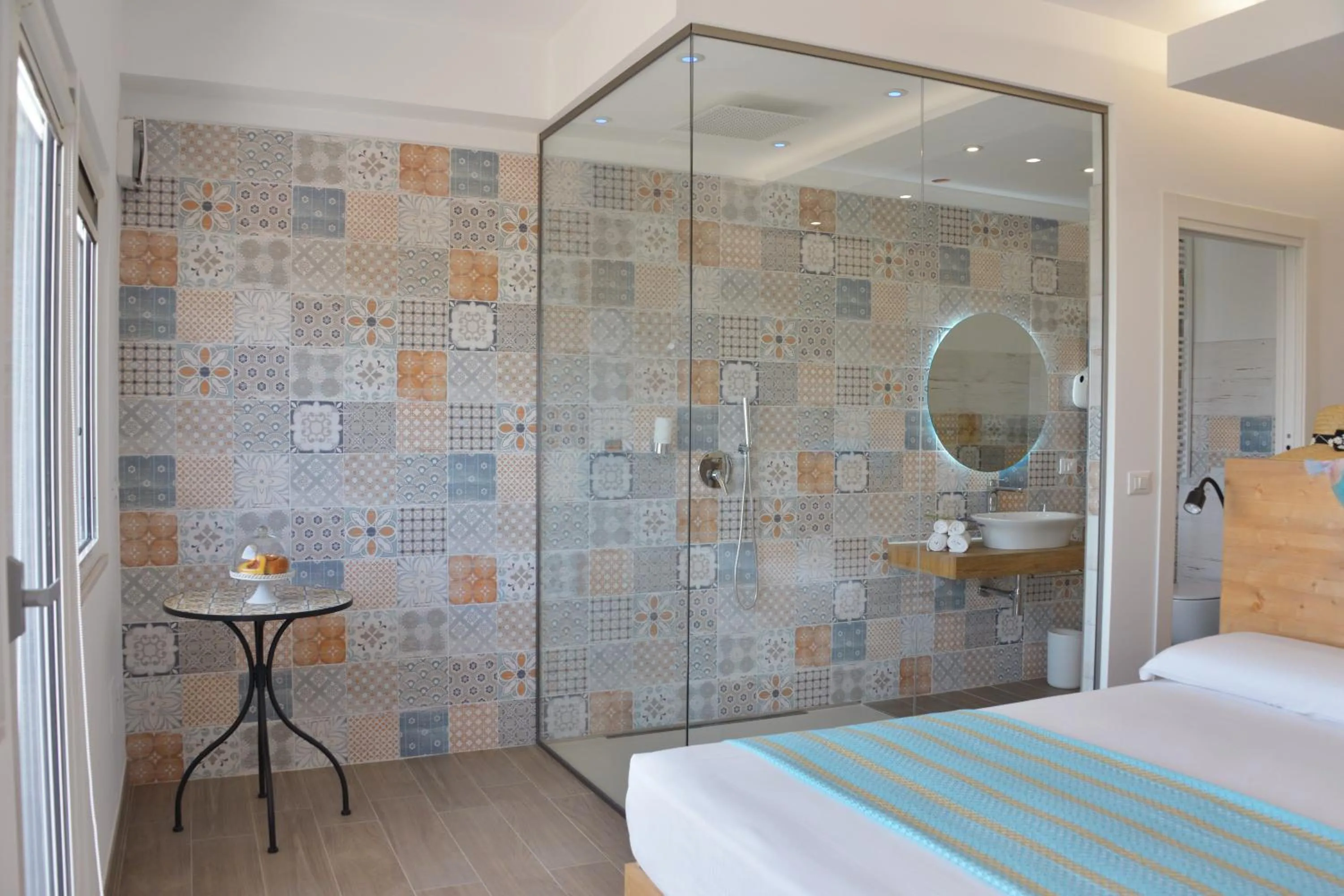 Shower, Bed in Dimora EFFE - Eco B&B