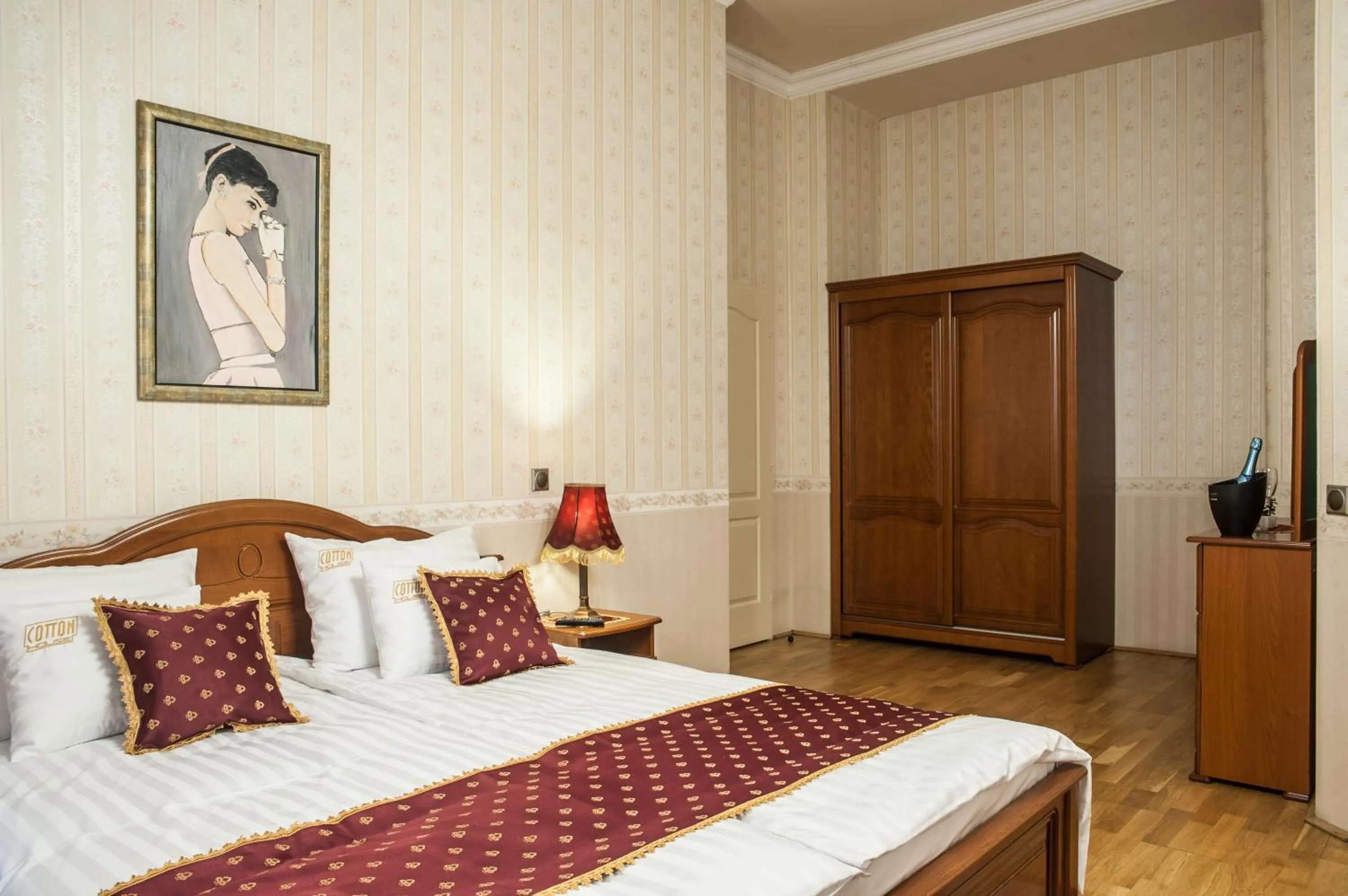 Photo of the whole room, Bed in Cotton House Budapest