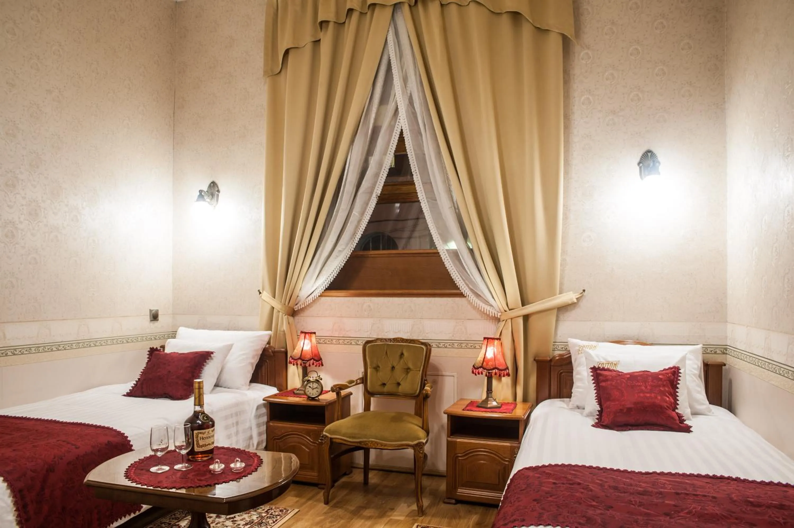 Photo of the whole room, Bed in Cotton House Budapest