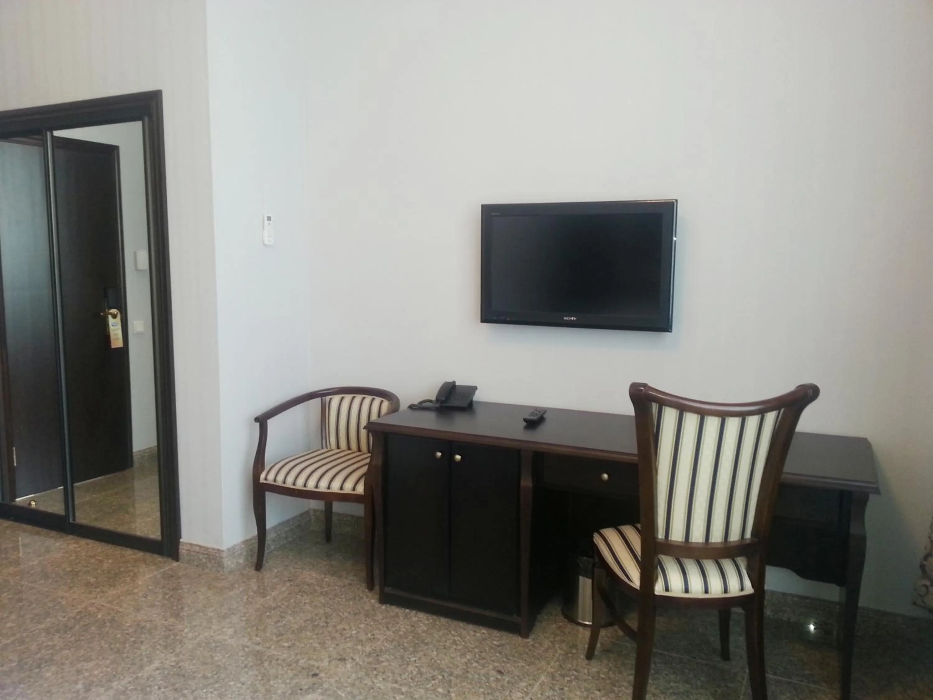 TV and multimedia in Royal Petrol Hotel