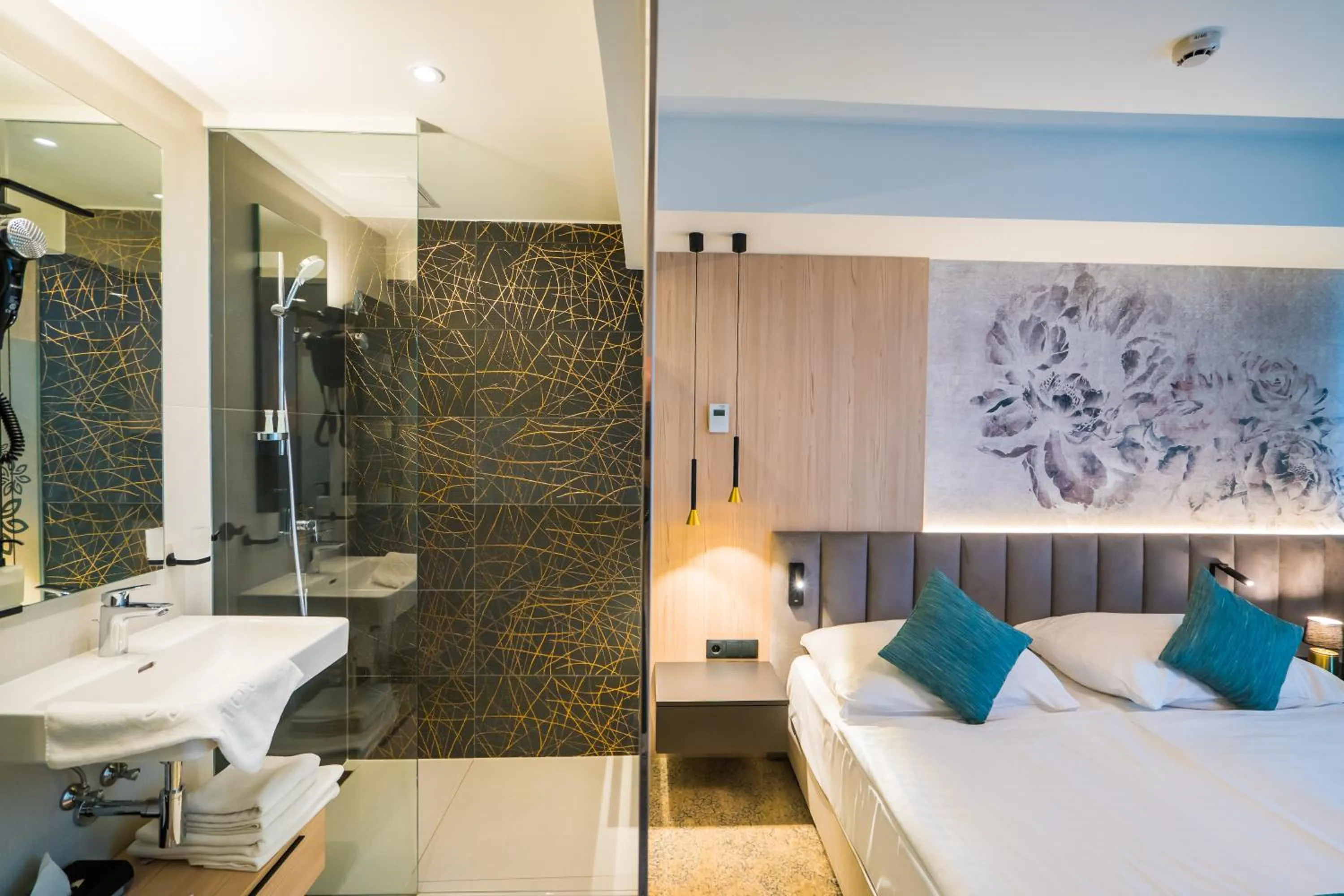 Shower, Bed in Sungarden Wellness Hotel Siófok
