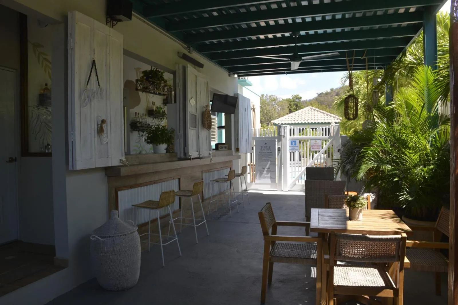 Lounge or bar in Turtle Bay Inn