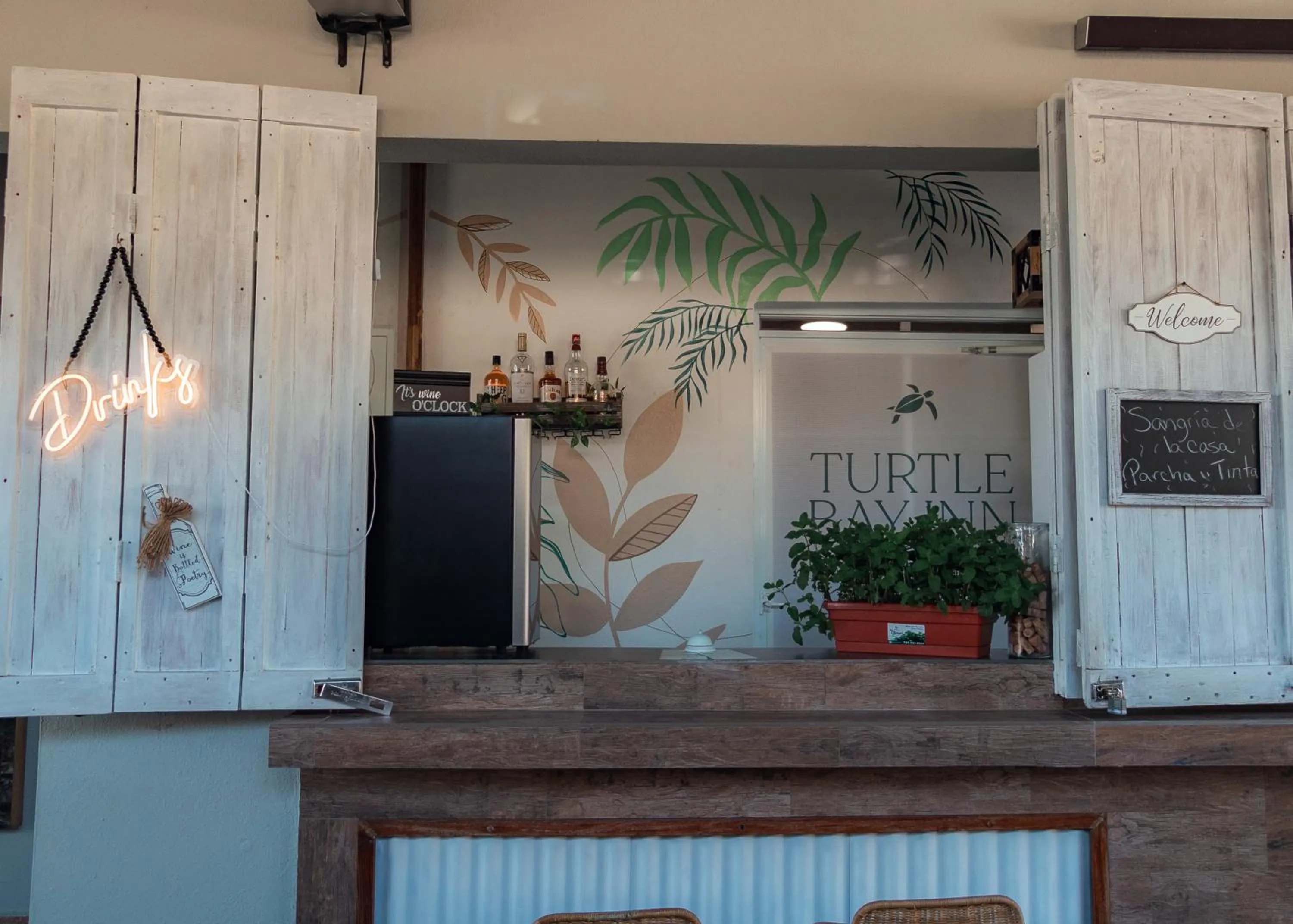Lounge or bar in Turtle Bay Inn