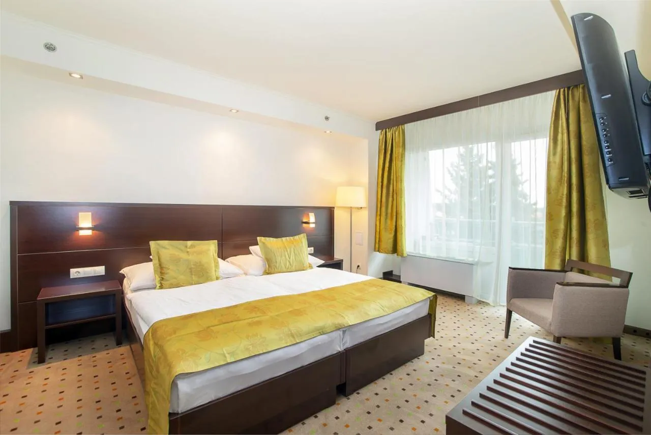 Photo of the whole room, Bed in Hunguest Hotel Gyula