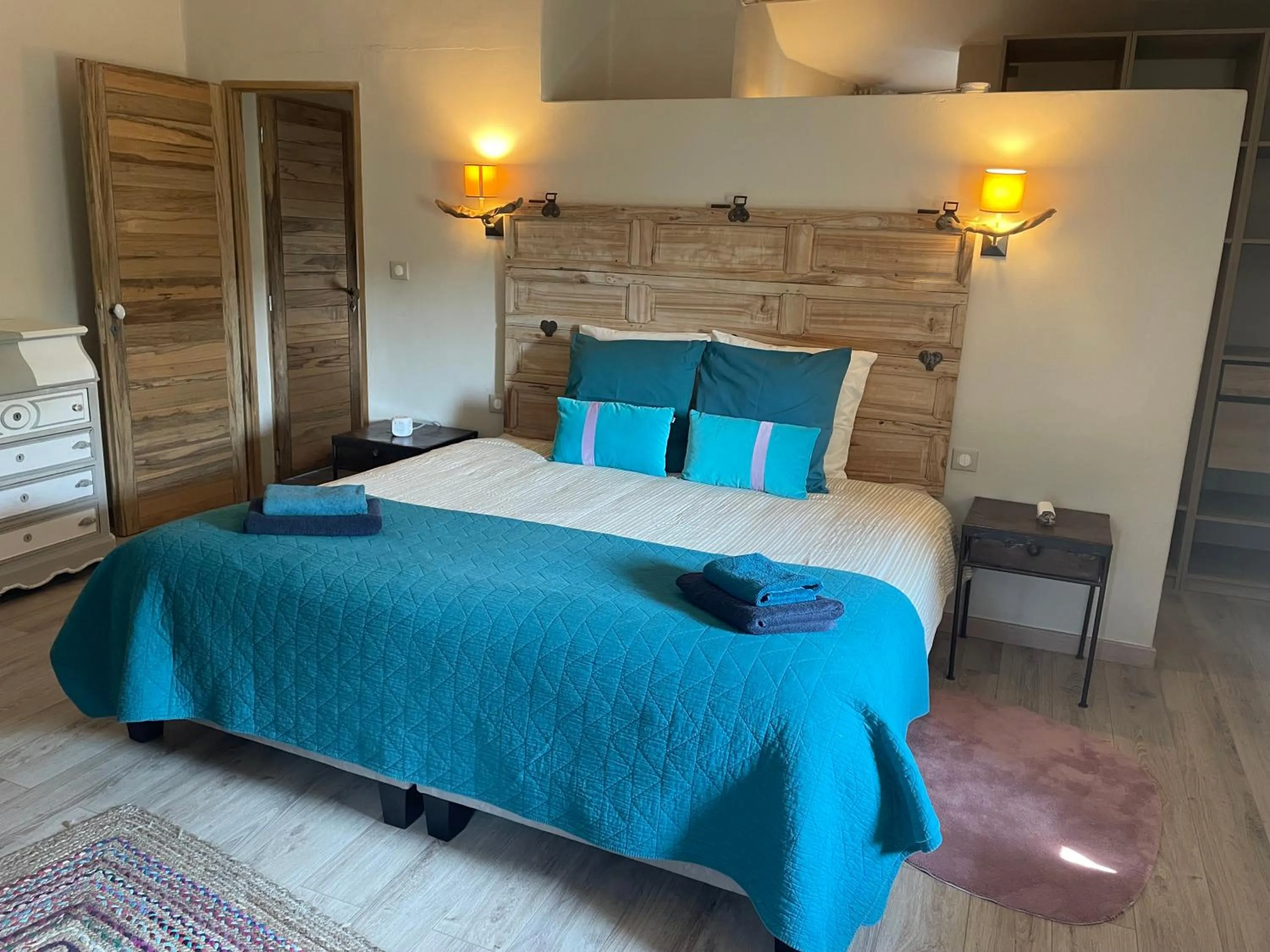 Bedroom, Bed in Côté Dentelles