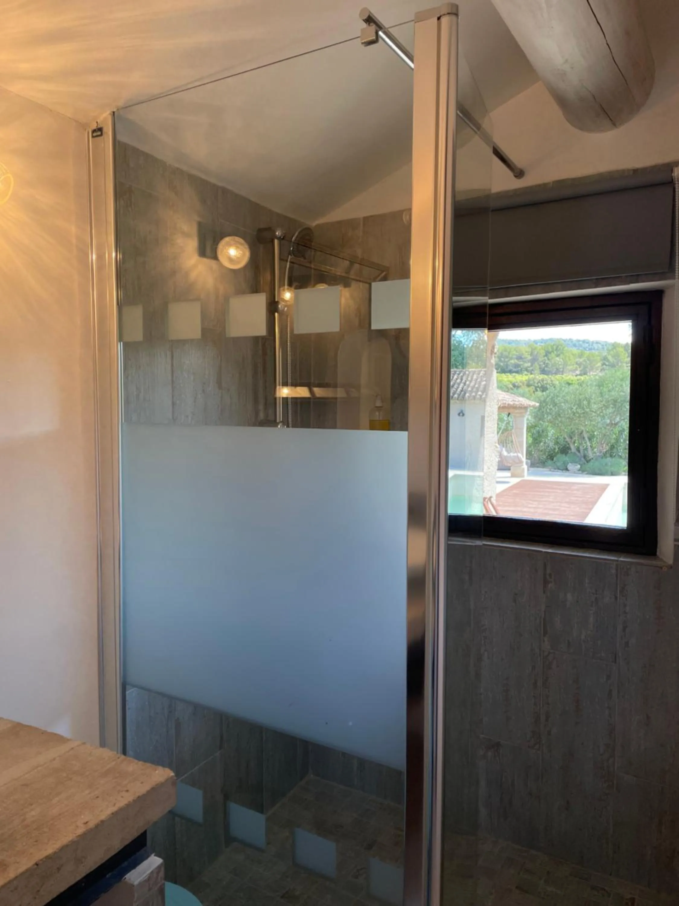 Shower in Côté Dentelles