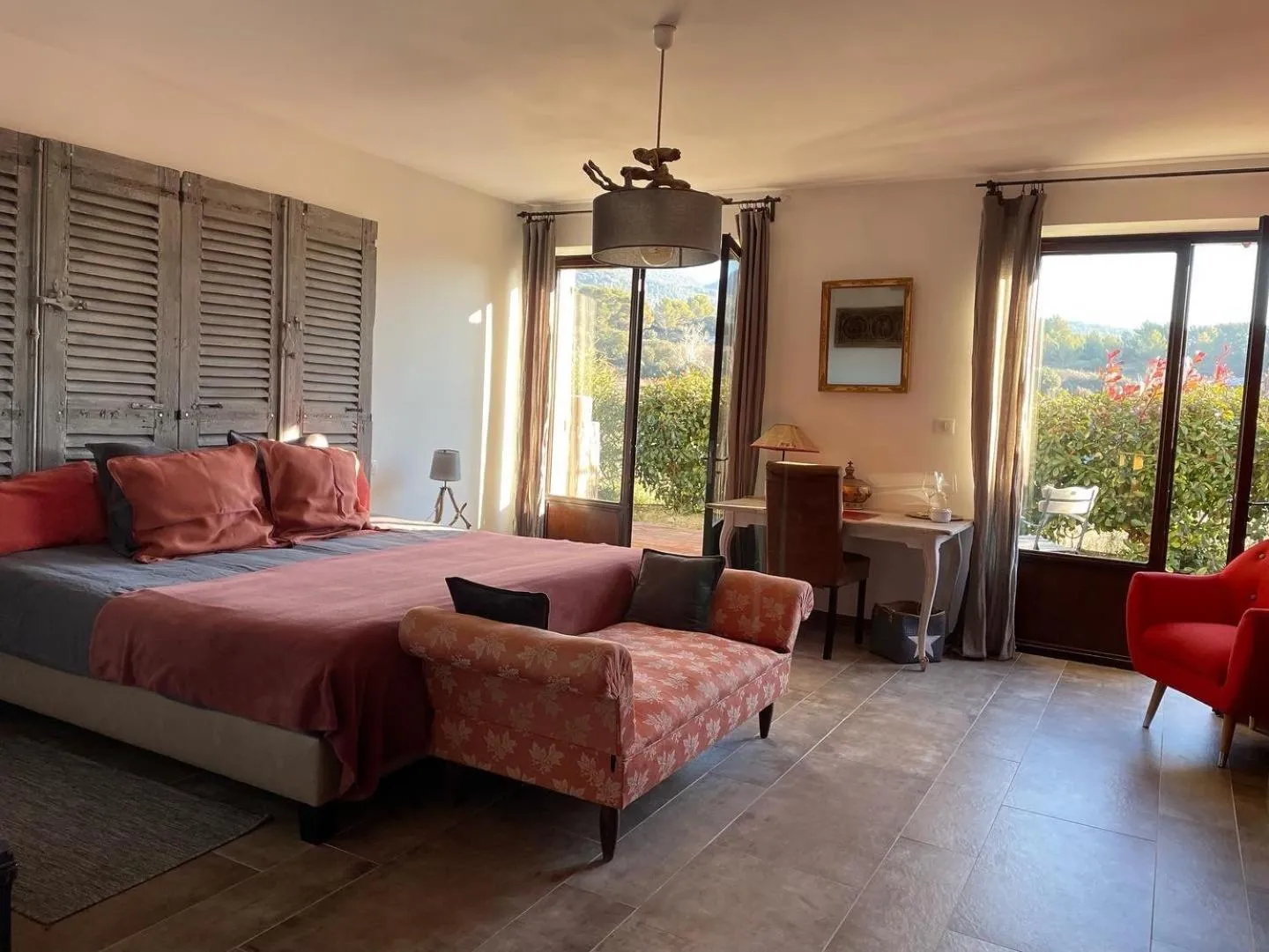 Photo of the whole room, Bed in Côté Dentelles