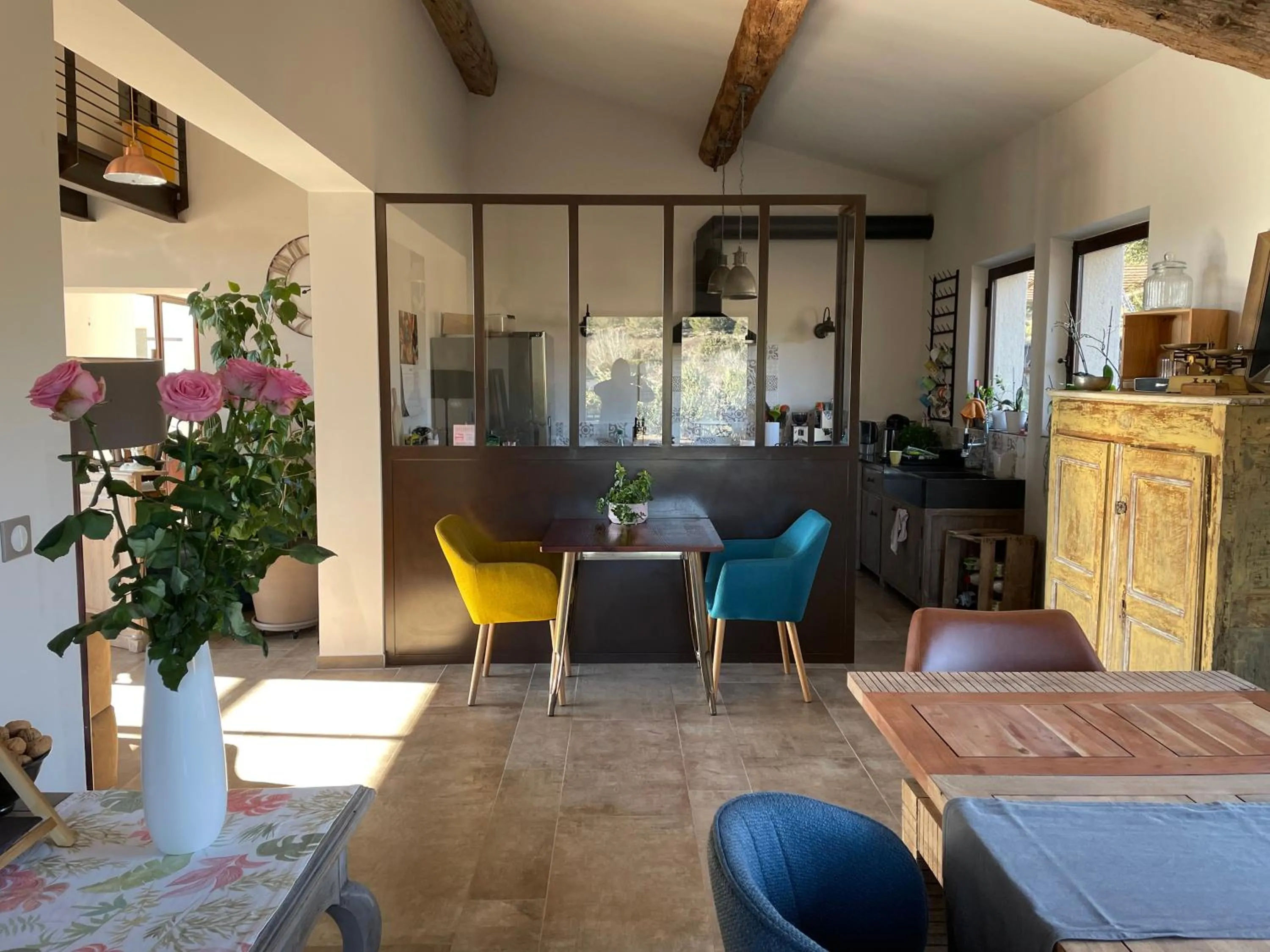 Dining area in Côté Dentelles