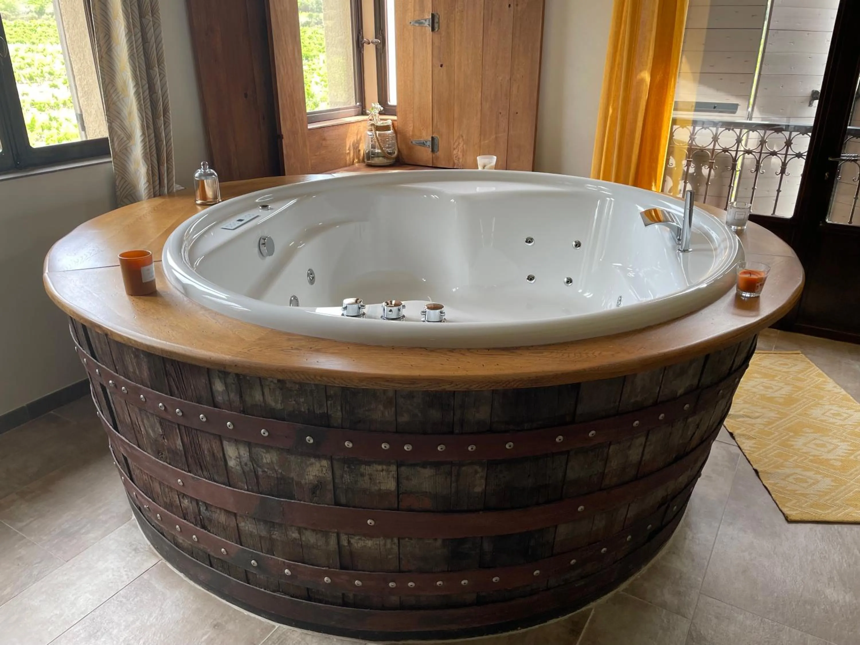 Hot Tub in Côté Dentelles