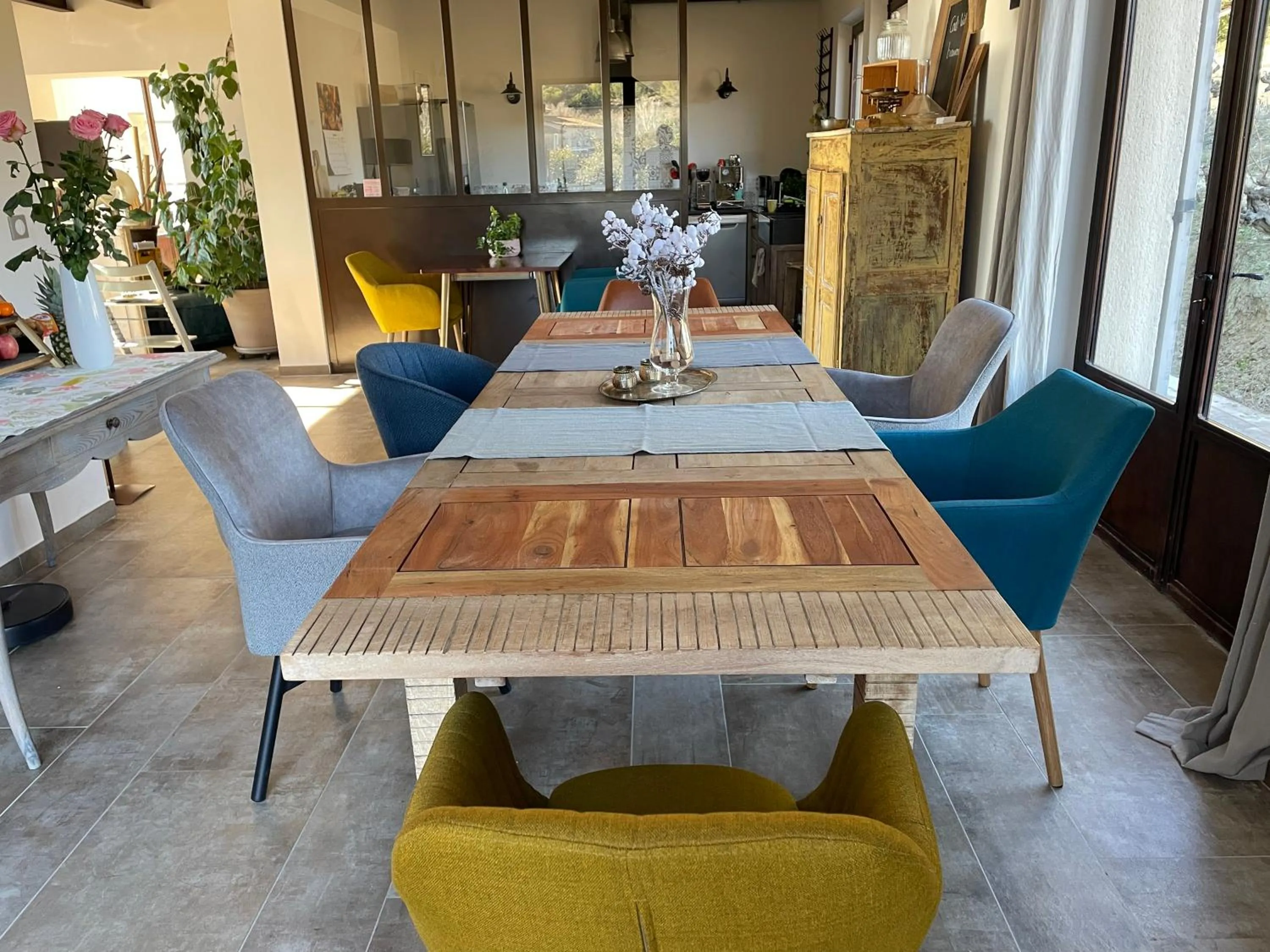 Dining area in Côté Dentelles