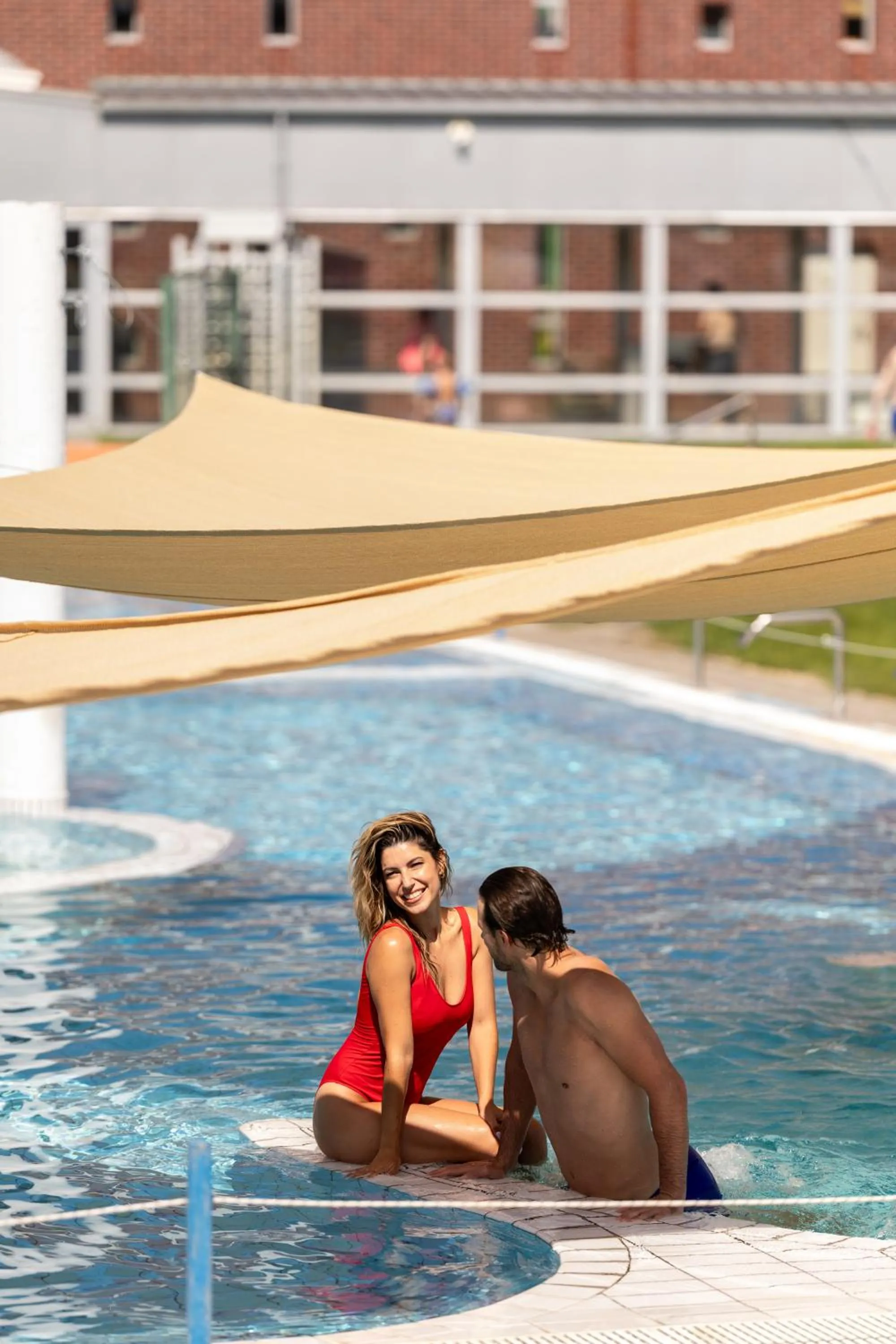 Swimming pool in Hunguest Szeged - ex Forrás