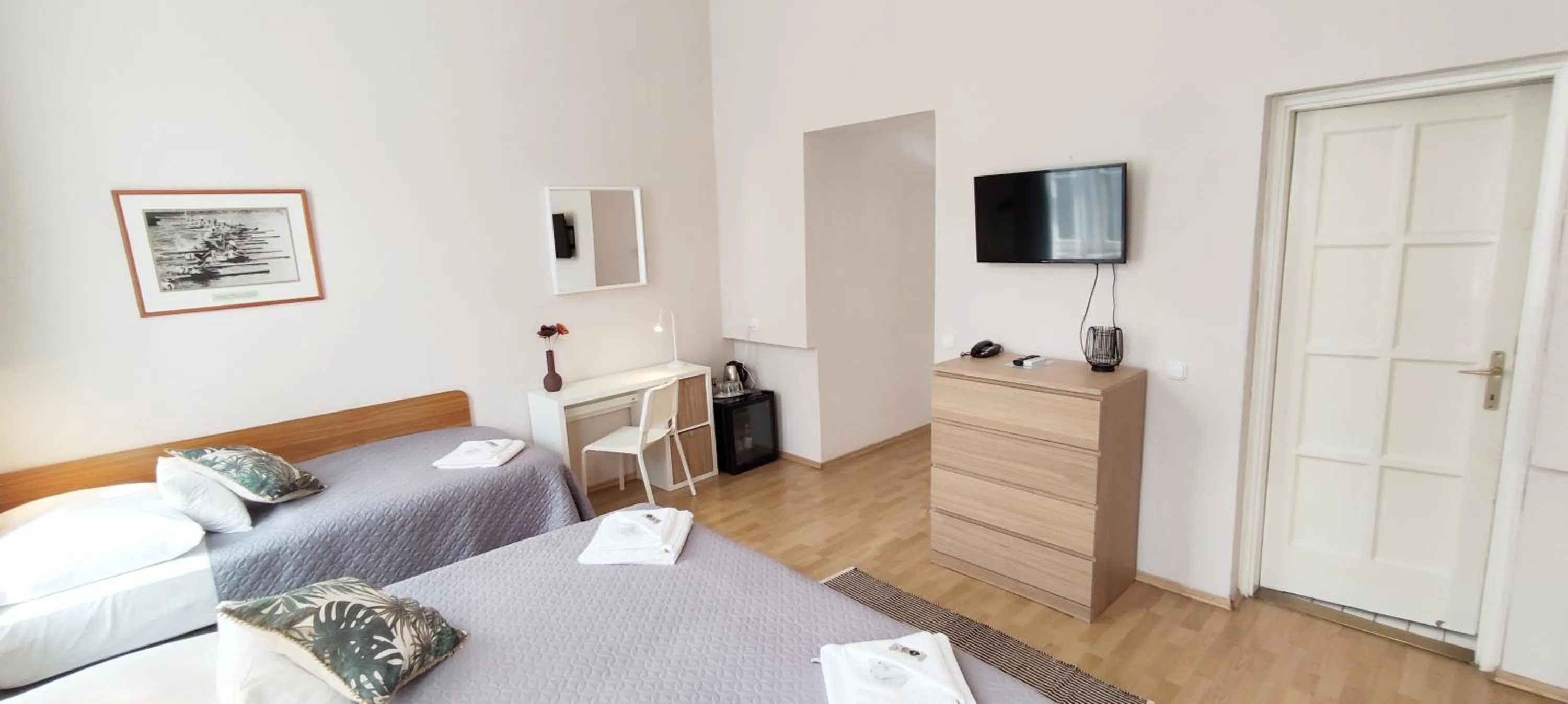 Photo of the whole room, Bed in Budapest Csaszar Hotel