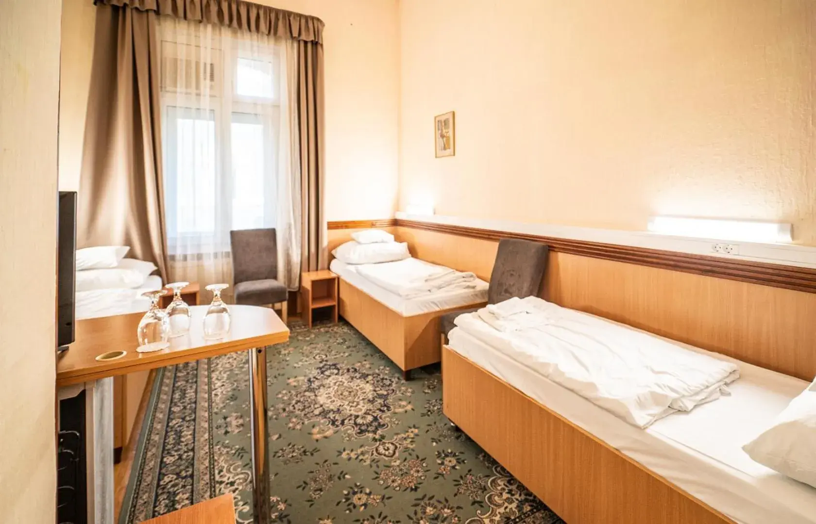 Budget Triple Room in Tisza Hotel Budget Triple Room in Tisza Hotel
