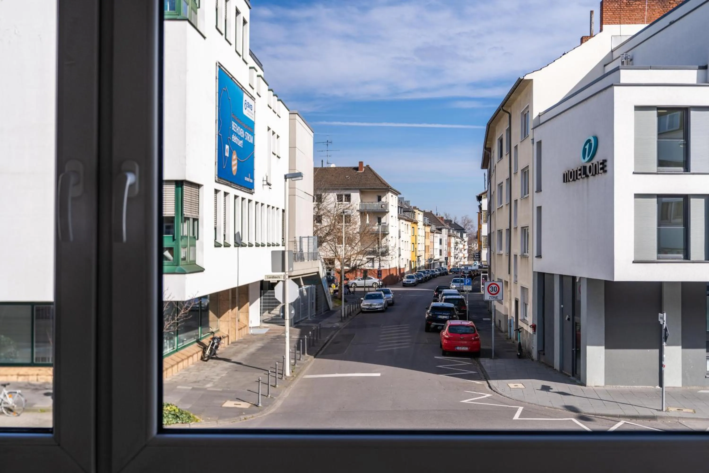 Breakfast in Hotel 83