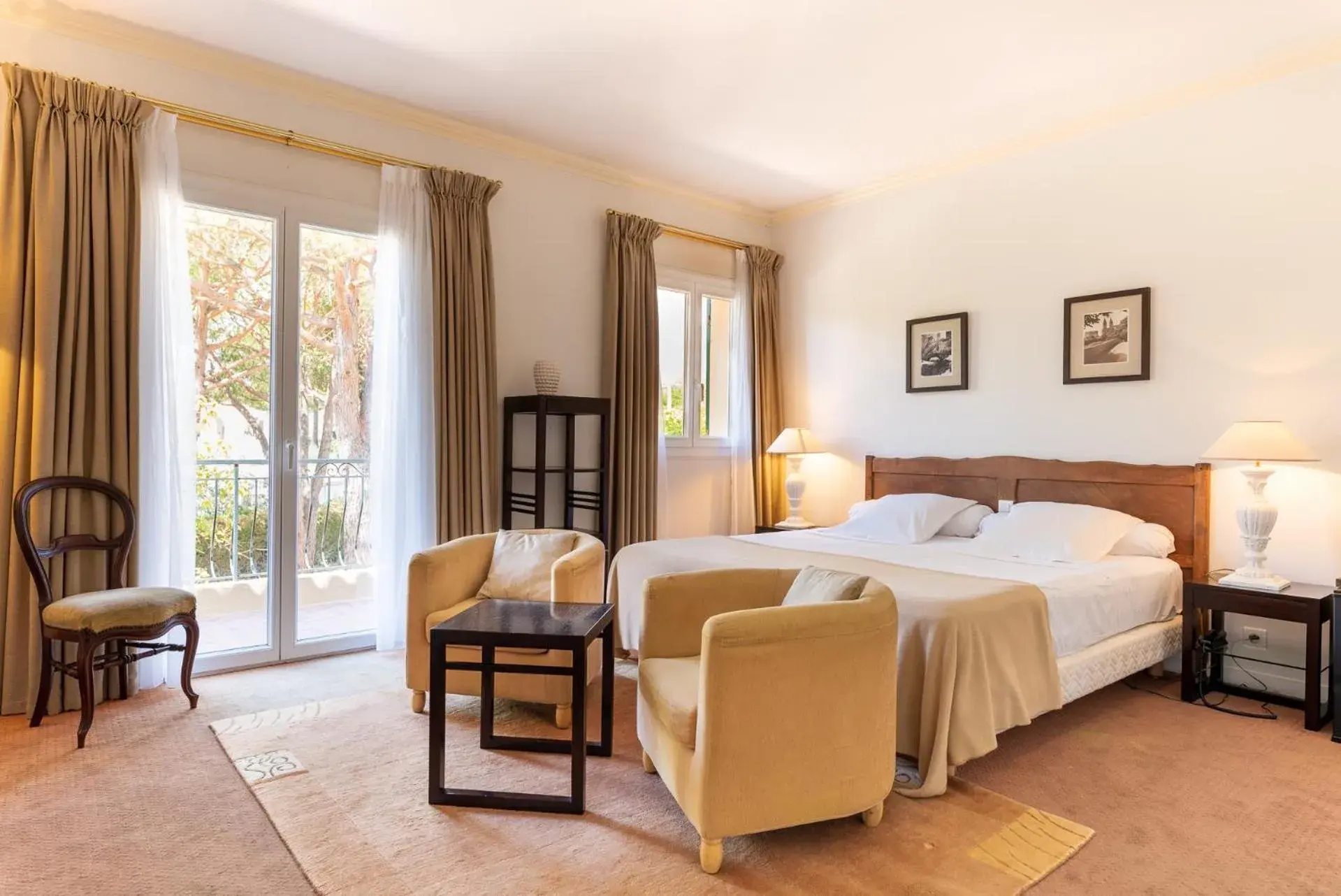 Prestige Double Room in Auberge du Rédier - Logis Hôtels Prestige Double Room in Auberge du Rédier - Logis Hôtels