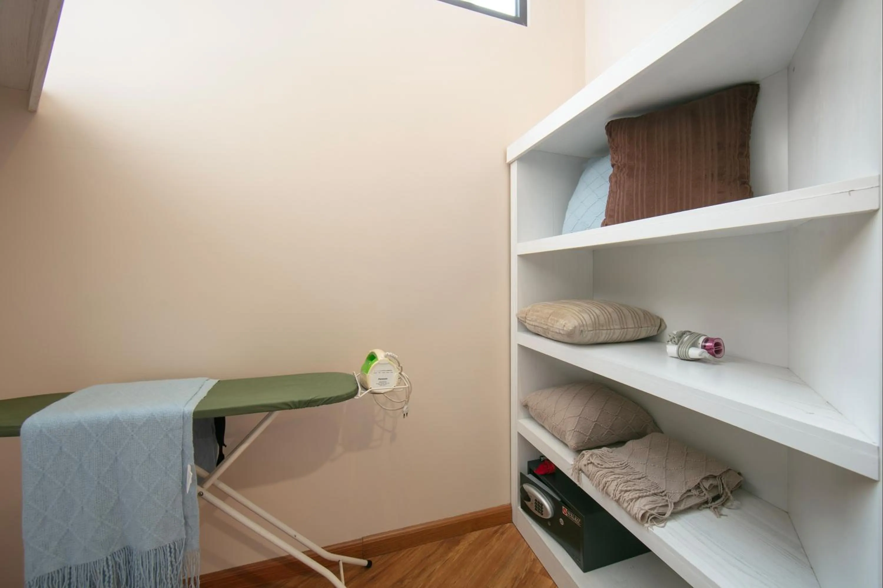 flat iron in HB Serviced Apartment - 12 Trần Quý Kiên