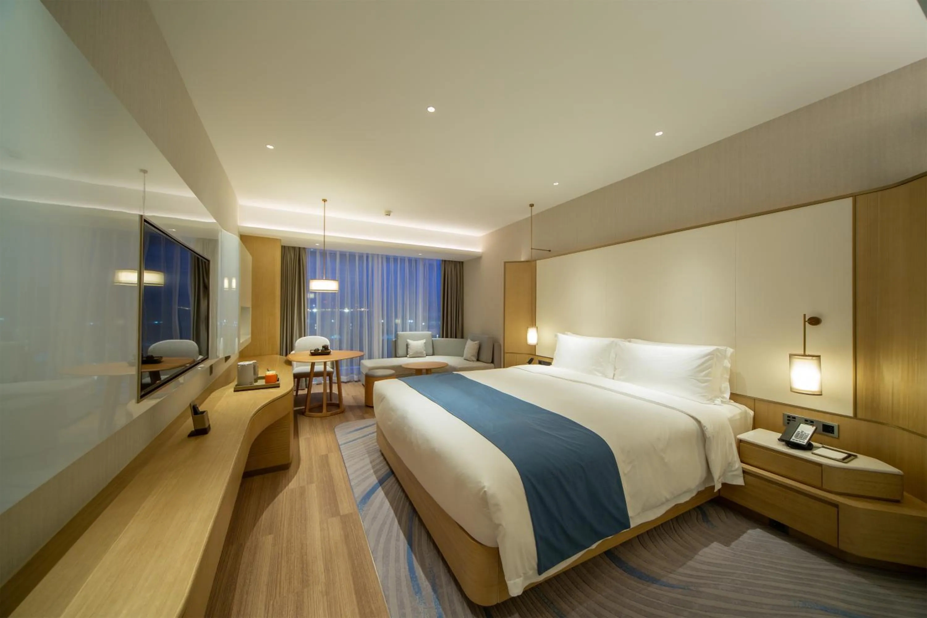Photo of the whole room, Bed in Wyndham Garden Jinjiang