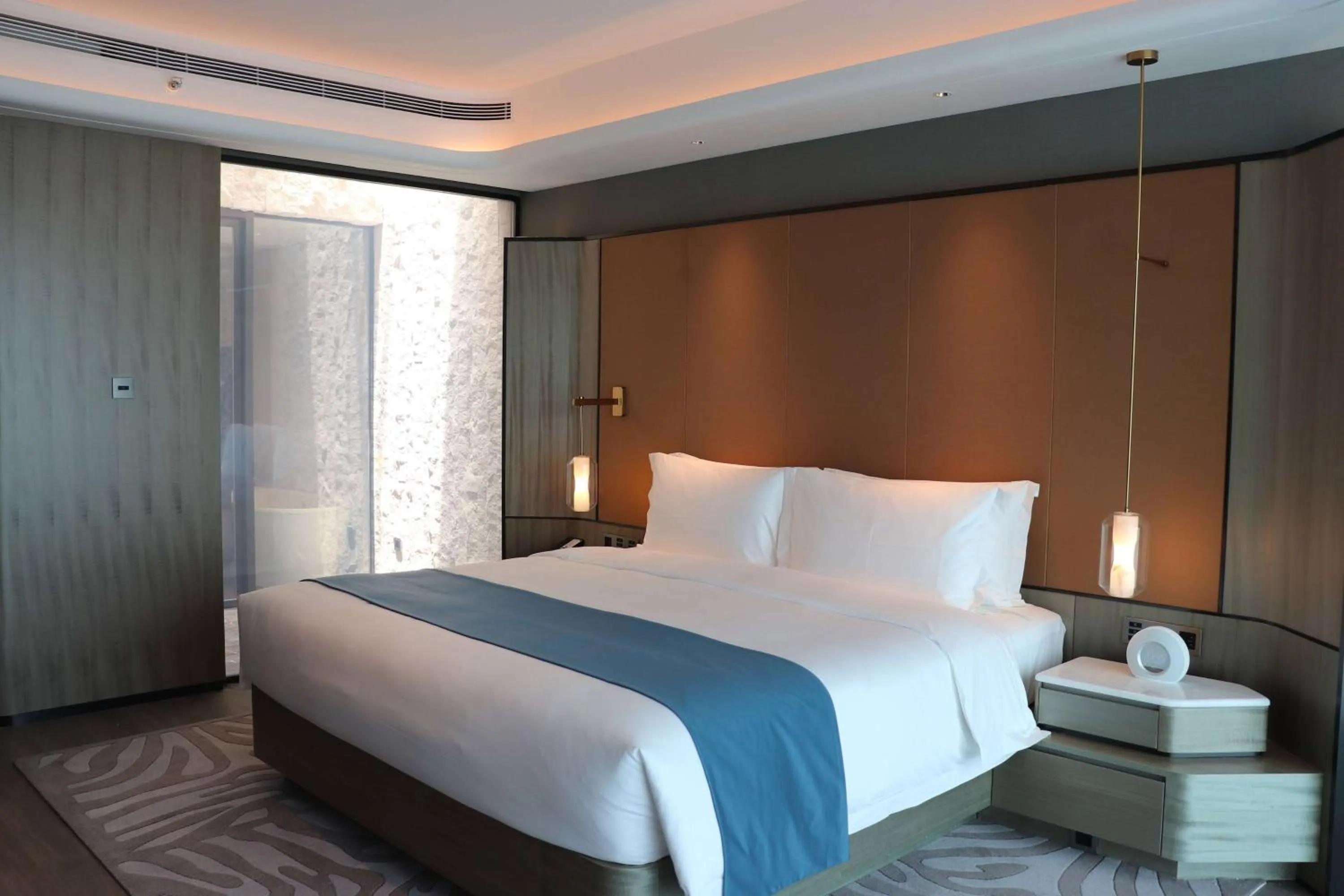 Photo of the whole room, Bed in Wyndham Garden Jinjiang
