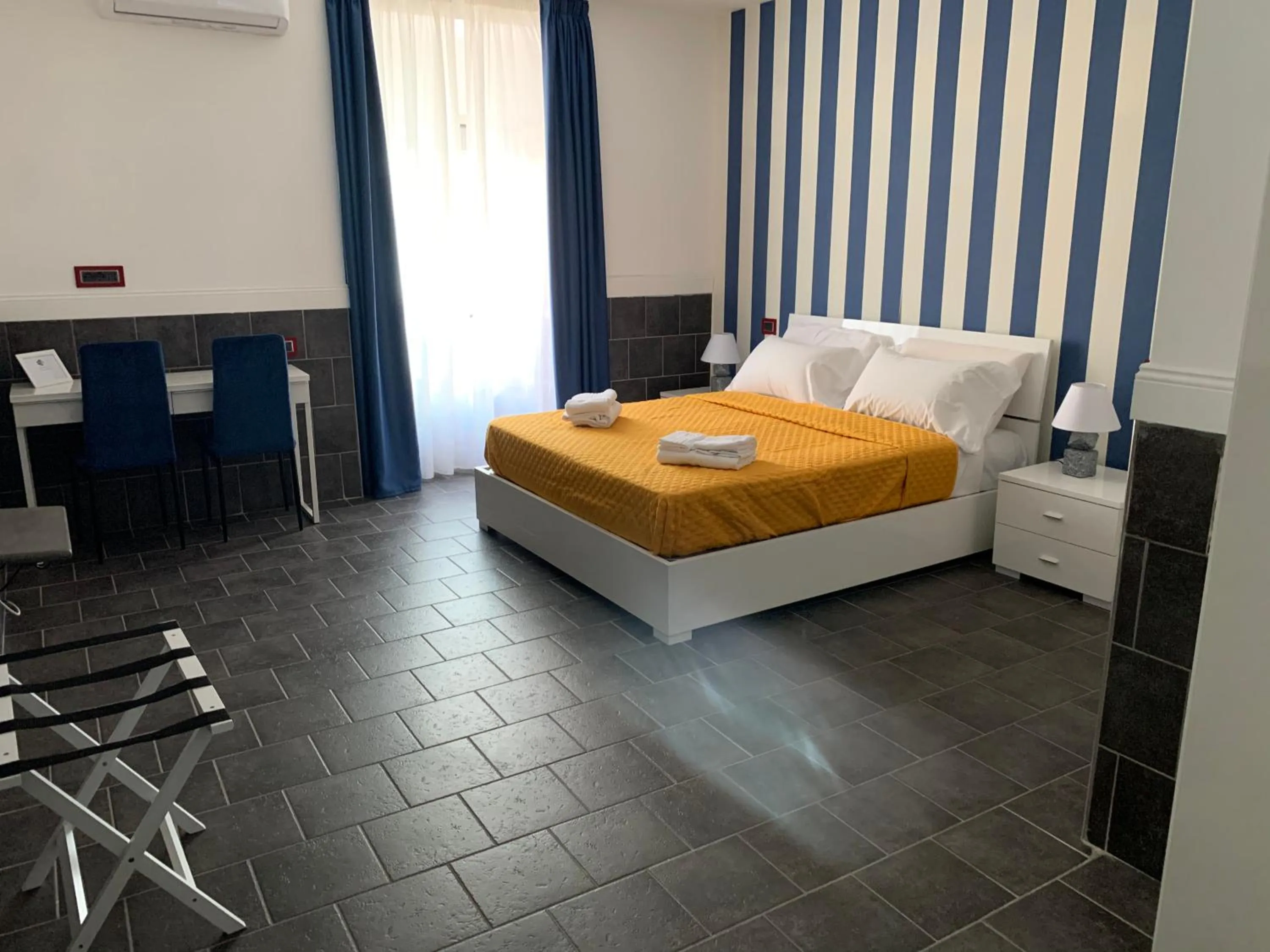 Bedroom, Bed in Yacht Club Angioino