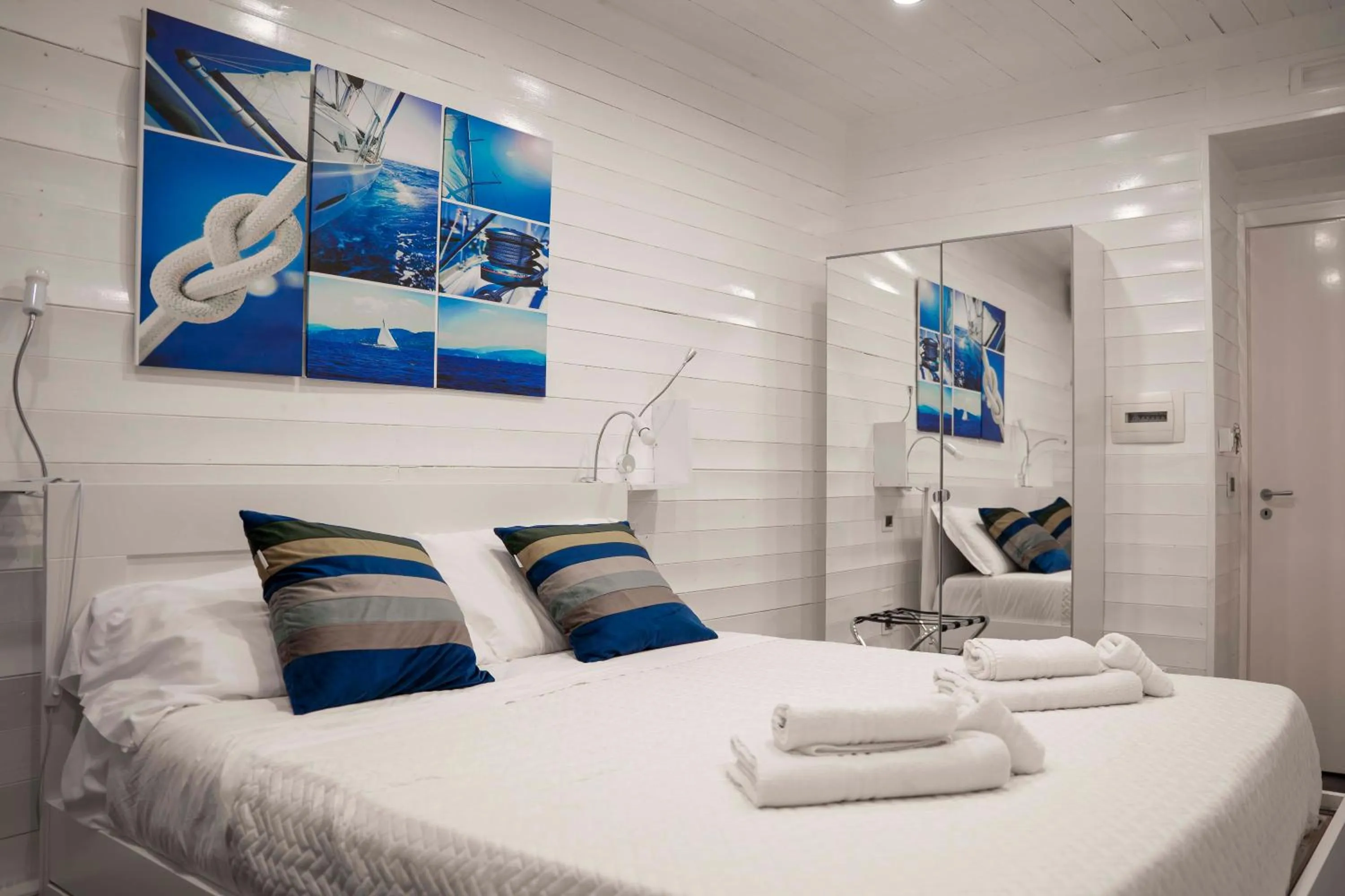 Photo of the whole room, Bed in Yacht Club Angioino