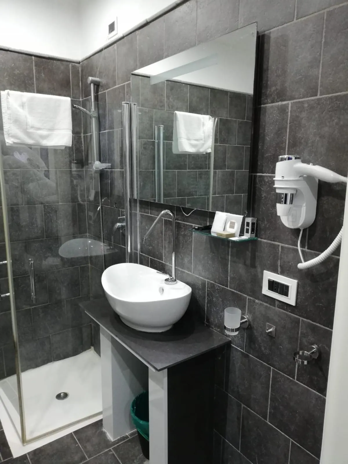 Bathroom in Yacht Club Angioino