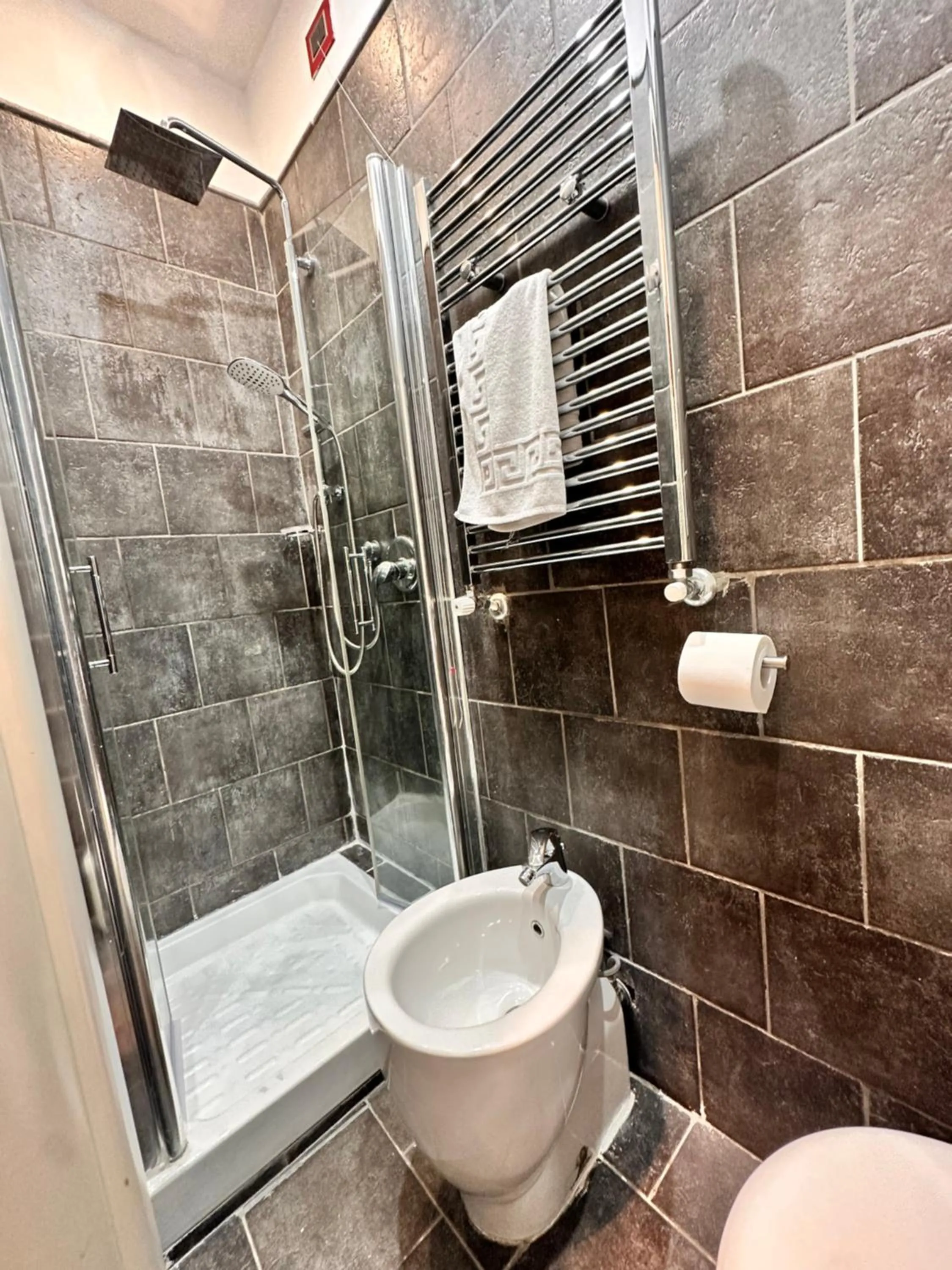 Bathroom in Yacht Club Angioino