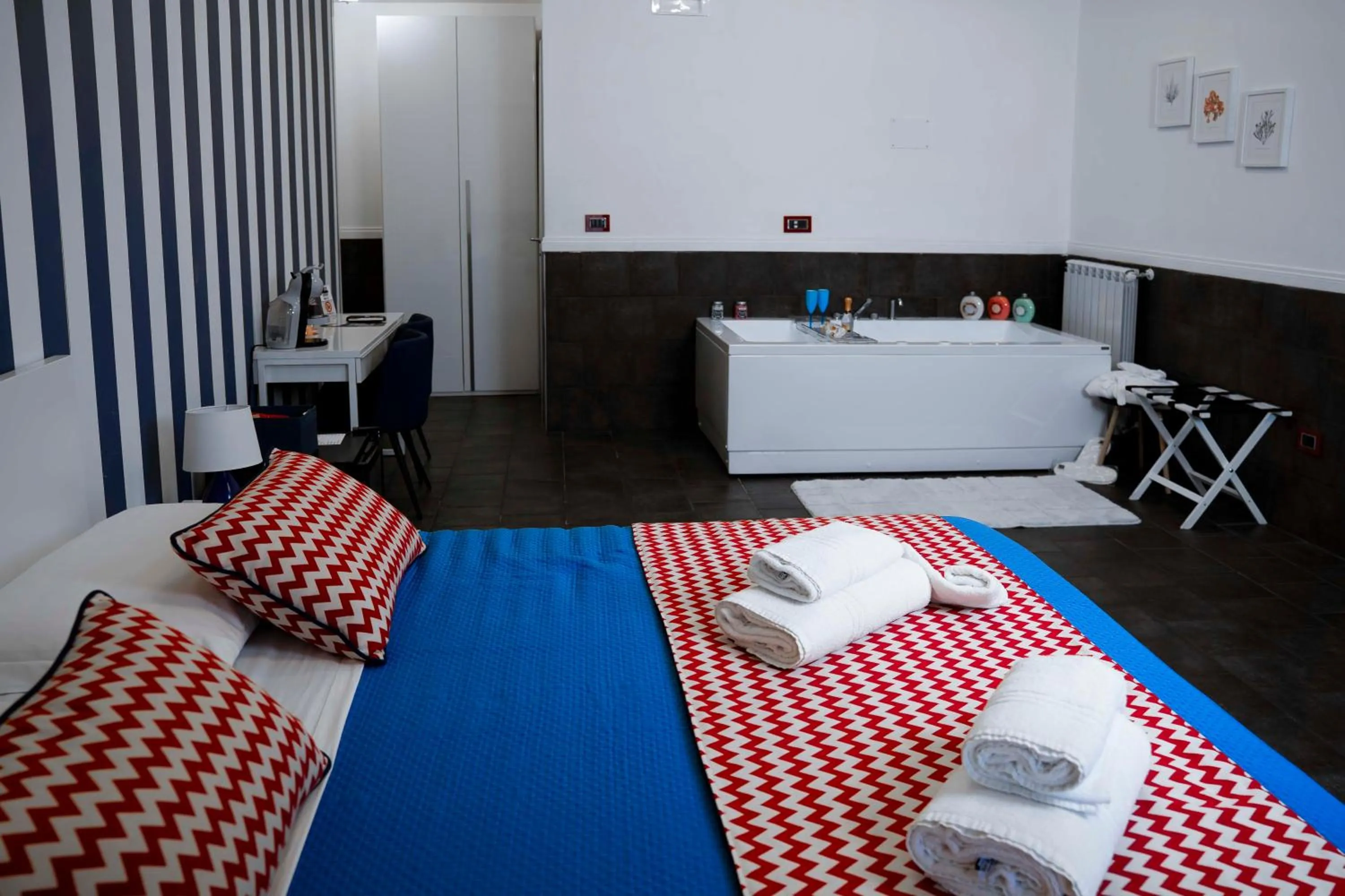 Photo of the whole room, Bed in Yacht Club Angioino