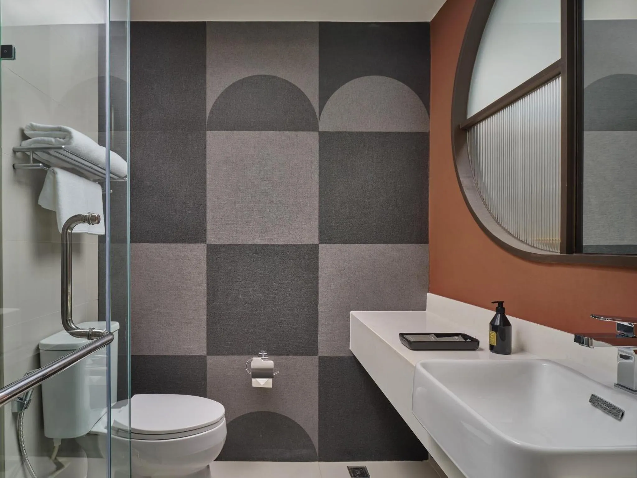 Bathroom in The Quarter Onnut by UHG